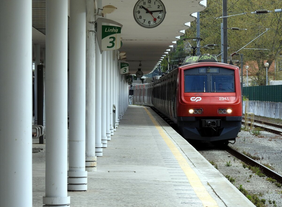 Elektrotriebwagen CP 2341 im Bahnhof Sintra am 31.03.2017.