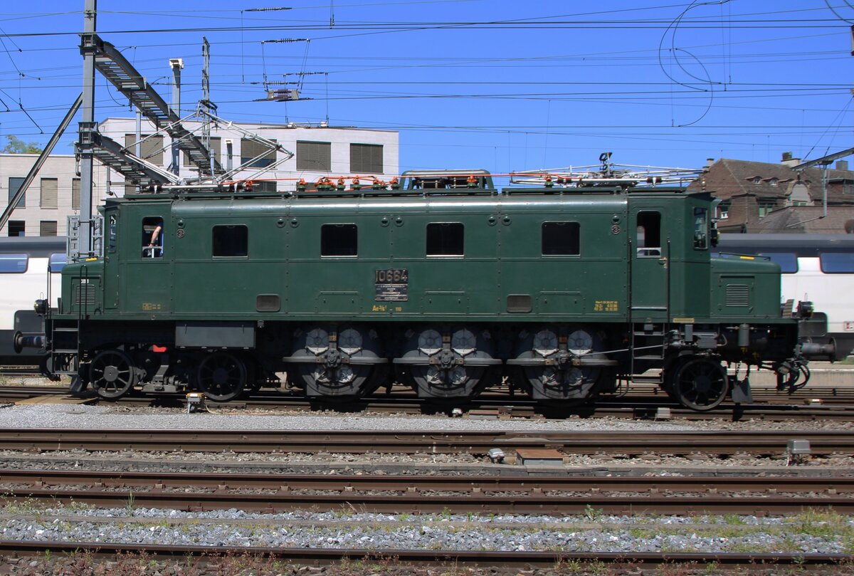 Ellok-Oldie 10664 t�fft am 23 Mai 2026 durch Brugg AG und feiert der eigener 100.Jahresjubil�um ins besten Wetter mit.
