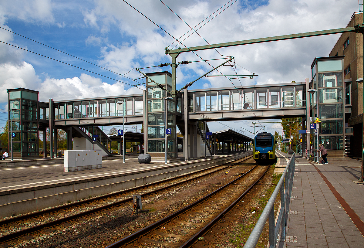Emden Hauptbahnhof am 01.05.2022, rechts auf Gleis 1 stehen zwei gekuppelte vierteilige Stadler FLIRT³ der WestfalenBahn GmbH (WFB), als RE 15 „Emsland-Express“. Vorne der ET 414 „Rheine“ und dahinter der ET 411 „Lingen (Ems)“. Zuvor war der Zug im Bahnhof Emden-Außenhafen, nach dem Richtungswechsel hier im Hbf geht es dann, via Leer, Lingen und Rheine, nach Münster Hbf.

Der Emder Hauptbahnhof liegt im nördlichen Teil der Emslandstrecke Norddeich Mole – Emden – Münster (– Ruhrgebiet). In Emden zweigt die Stichstrecke zum Bahnhof Emden Außenhafen, dem zweiten Personenbahnhof der ostfriesischen Seehafenstadt ab.
