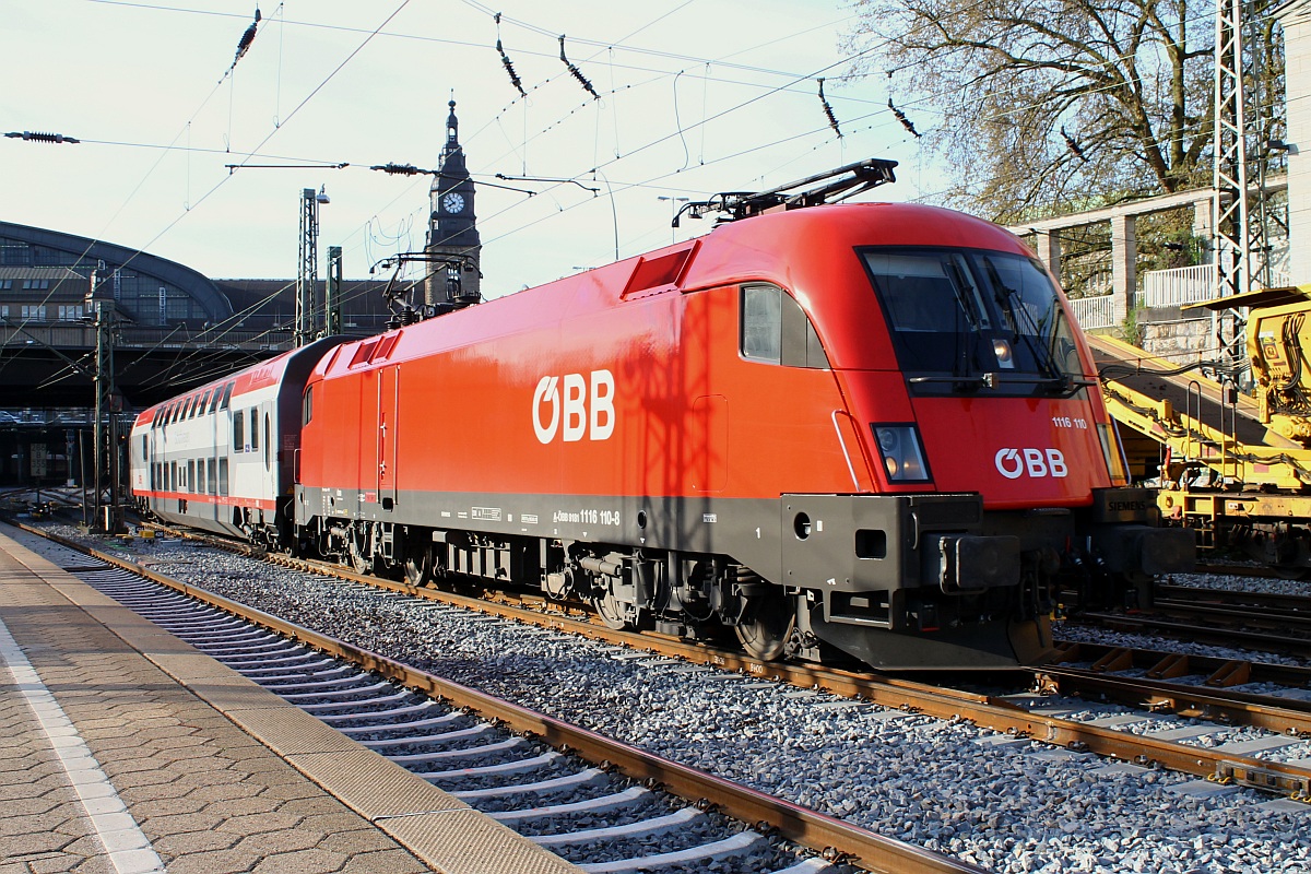 EN 490 Hans Albers(Wien Hbf - HH-Altona) gezogen von ÖBB 1116 110-8(REV/Lz/06.03.15)verlässt hier den Hamburger Hauptbahnhof Richtung HH-Dammtor. 02.05.2015