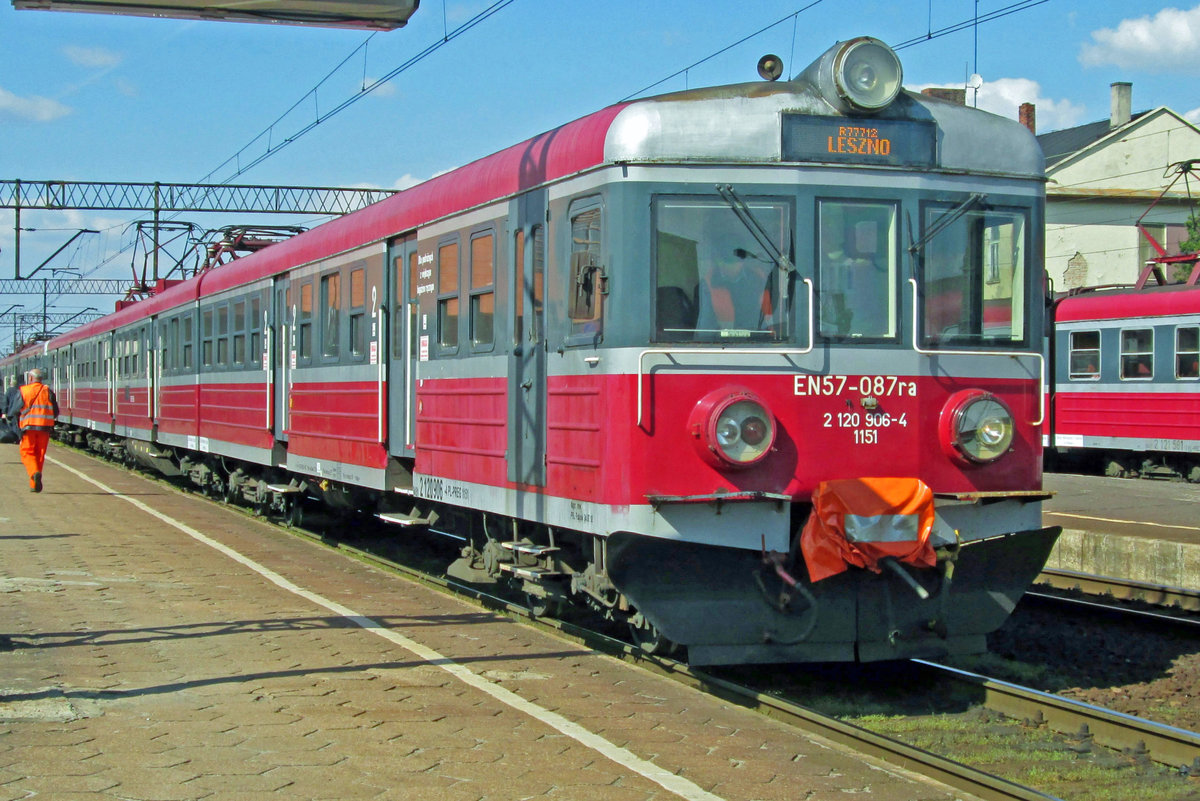 EN57-087 steht am 29 April 2016 in Leszno.