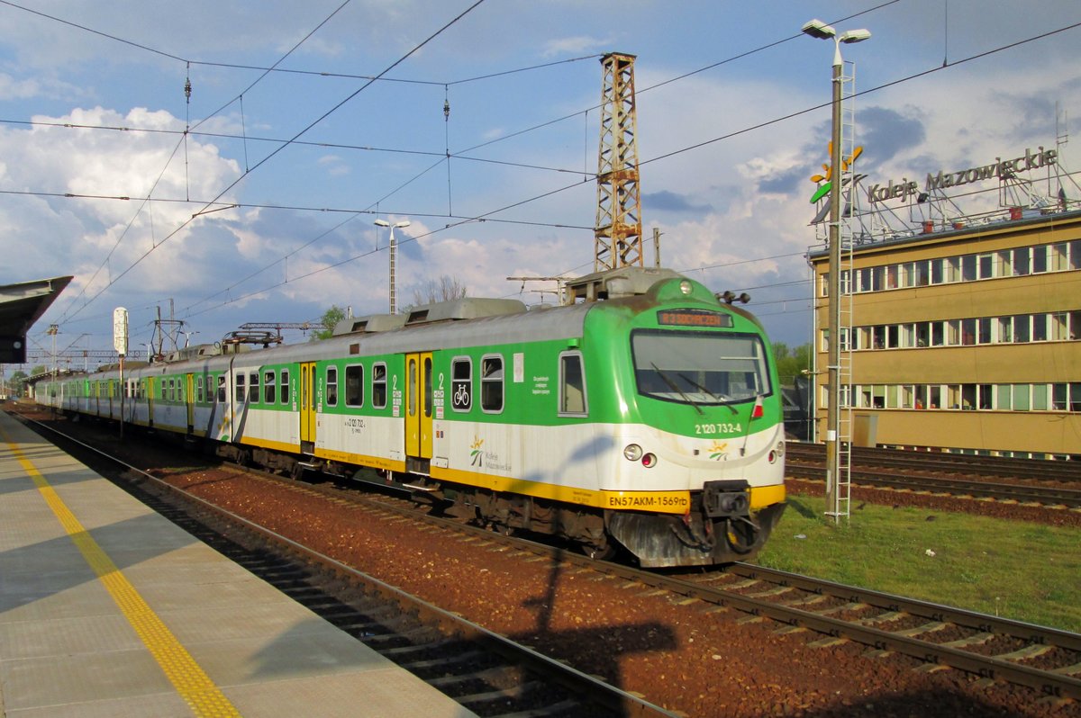 EN57AKM-1569 steht am 2 Mai 2016 in Warszawa-Wschodnia.