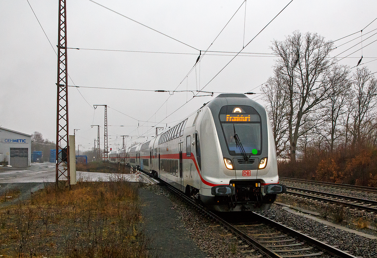 Endlich ist es soweit, das Siegerland ist wieder am Fernverkehr angeschlossen..... 
Seit heute (dem Fahrplanwechsel Dez. 2021) fahren nun wieder IC´s zwischen Frankfurt am Main und Siegen.
Steuerwagen voraus fhrt der IC2 (IC 2321) Siegen Hbf - Frankfurt(Main)Hbf (eigentlich Norddeich Mole - Mnster Hbf -  Siegen Hbf - Frankfurt(Main)Hbf), geschoben von der 147 562, am 12.12.2021 durch den Bf Rudersdorf (Kr. Siegen) in Richtung Frankfurt am Main. Hinweis ich befinde mich am Bahnsteigende. 

Einen lieben Gru an den netten Lokfhrer zurck.

Eigentlich wrde der IC von Norddeich Mole kommen, aber z.Z. Fahren die IC´s nur zwischen Siegen und Frankfurt am Main, Grund ist: Die Flutkatastrophe im Sommer 2021 hatte die Ruhr-Sieg-Strecke (KBS 440) massiv beschdigt, an vielen Stellen war die Infrastruktur auf einer Lnge von rund 30 Kilometern vllig zerstrt. Um die Strecke schnellstmglich wieder in Betrieb zu nehmen, hat die DB zeitgleich die vllig untersplten Gleise neu aufgebaut und das berflutete Stellwerk mit seinen zahlreichen Innen- und Auenanlagen neu errichtet. Allein dafr mussten rund 3.500 einzelne Kabeladern an Signale, Weichen und Zugsicherungssysteme angeschlossen werden.

Kleine Kurzschlsse in den Kabelanlagen sorgen noch fr eine Verlngerung der Bauarbeiten. Die Inbetriebnahme verschiebt sich auf 20. Dezember 2021.

