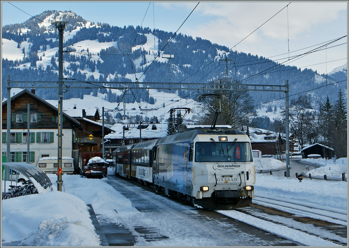 Endlich habe ich die MOB Ge 4/4 8001  Gstaad  einmal mit der hellen Seite vorne fotografieren knnen! 
Ge 4/4 Serie 8000 erreicht mit dem GoldenPass Pannoramic 3123 von Zweisimmen nach Montreux Saanen.
3. Feb. 2014