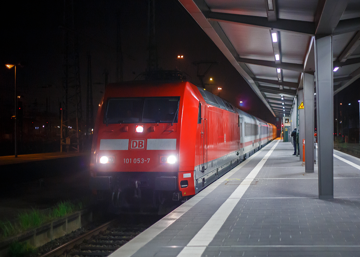 
Endlich mit einer halben Stunde Verspätung erreicht die DB 101 053-7 (91 80 6101 053-7 D-DB) mit dem IC 209 (Kiel Hbf - Frankfurt am Main – Basel SBB) am frühen Morgen des 01.11.2019 (3:14 Uhr) den Hbf Frankfurt am Main. Wir fahren bis Basel SBB mit, wobei wir pünktlich dort ankommen.