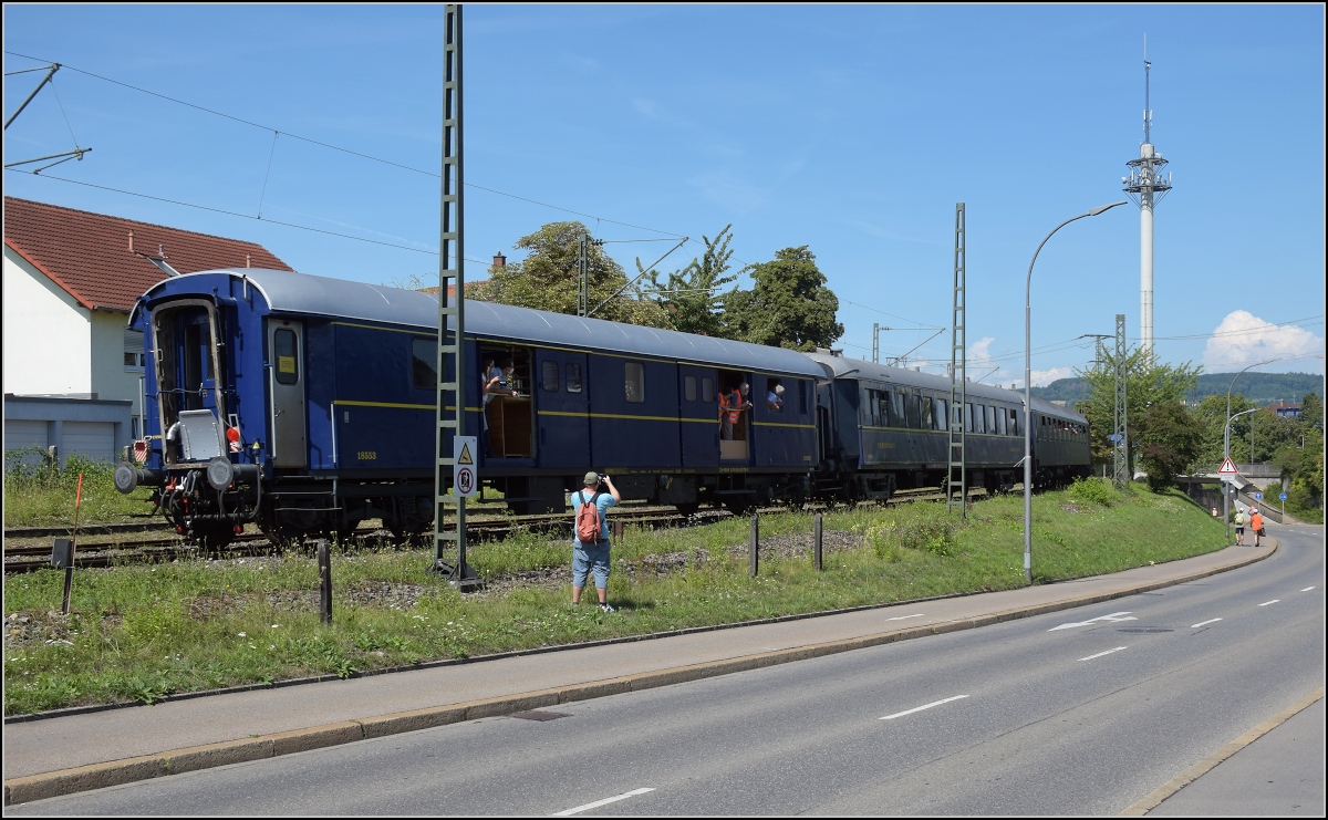 Endlich wieder Züge auf dem Schweizerbähnle (Etzwilen-Endlich wieder Züge auf dem Schweizerbähnle (Etzwilen-Singen). 

Die letzte Hürde für den ersten Personenzug nach über 50 Jahren war das Einfahrtsignal nach Singen. Nachdem es die Einfahrt noch um ein paar Minuten behindert hatte, dann noch einen Zwangshalt provoziert hatte, konnte man den Hbf Singen erreichen. Allerdings, statt wie vom Stiftungschef Giorgio Behr 2012 versprochen zu seinem Geburtstag 2013, mit numehr 8 Jahren Widerstand der Behörden und der Stadt Singen, und noch zwei mal ein paar Minuten Widerstand der Technik war der Bann gebrochen und der Bahnhof Singen erreicht! August 2020.