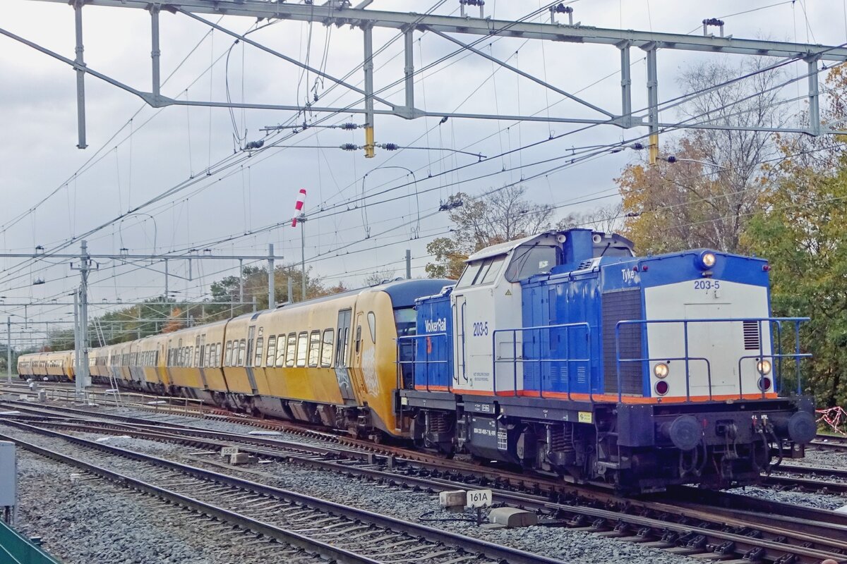 Endspiel für DM'90 am 13.November 2019 in Nijmegen. Nachdem ein verkauf nach Rumänien fehlschlug wurden die 42 in Nijmegen z-gestellte DM'90 Dieseltriebzüge abgeschleppt und Volker Rail schickte zwei 203er als Schleploks. Hier verlässt 203-5 mit vier DM'90 Züge NIjmegen am 13 November 2019. 