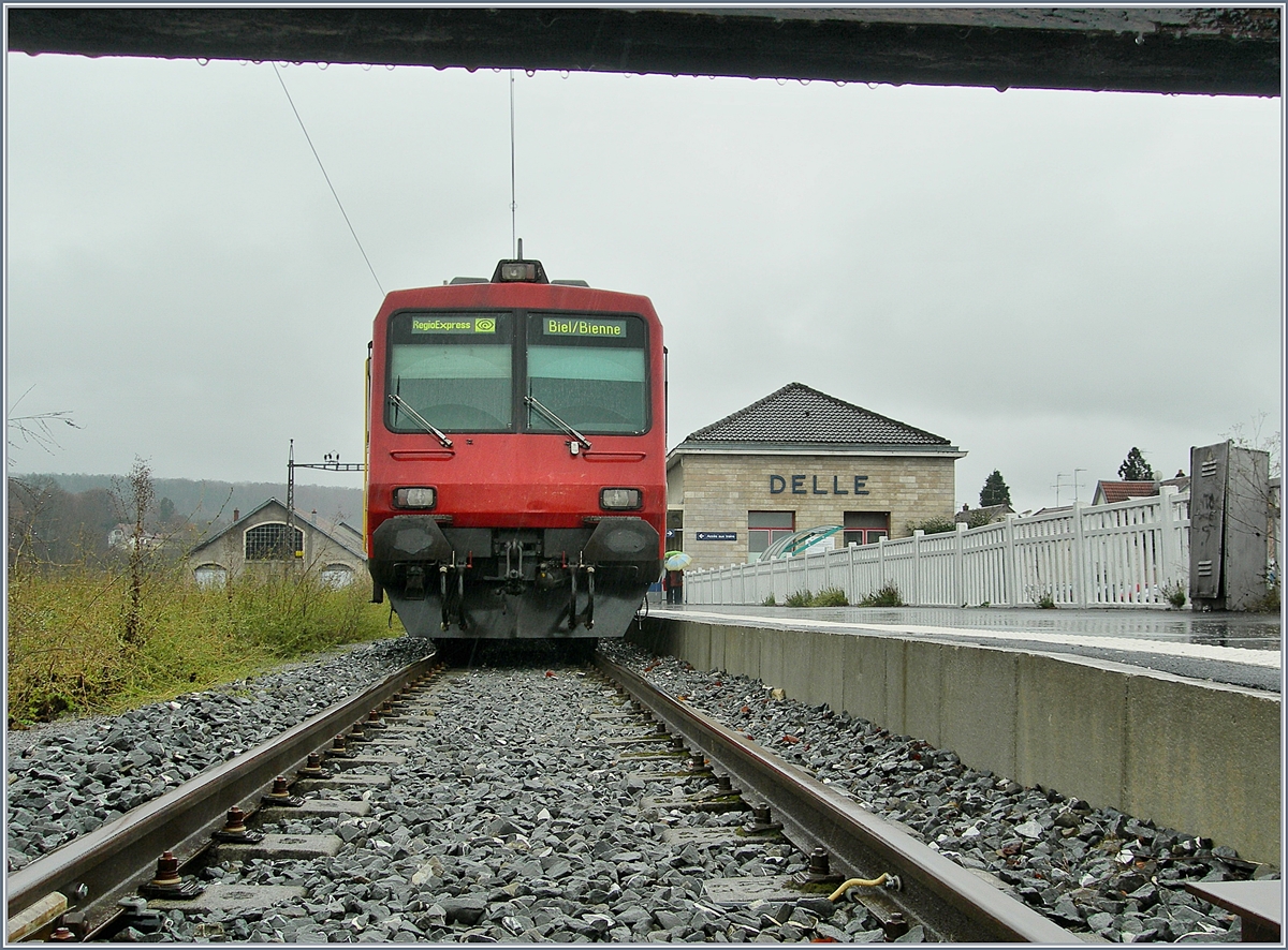 Endstation Delle, der mit Tropfen  verzierte  Balken ist der Prellbock welcher von 2006 bis 2018 das Ende der Strecke markiert.
23. Nov. 2007