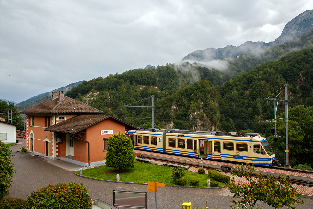 
Endstation für den schweizer Gelenk-Triebwagen ABe 4/6 54 „Intragna“  der FART am 02.08.2019  hat seinen Endbahnhof  Camedo erreicht, und steht nun wieder zur Rückfahrt nach Locarno bereit.

Camedo ist ein Ort der Gemeinde Centovalli im Kanton Tessin in der Schweiz. Der Bahnhof ist der letzte auf der Schweizer Seite der Centovalli-Bahn, bzw. der von der FART (Ferrovie autolinee regionali ticinesi) als Centovalli-Bahn betrieben wird, 600 m weiter ist die schweizerisch-italienische Grenze. Der nächste Bahnhof ist Ribellasca, der von der italienischen SSIF (Società subalpina di imprese ferroviarie) betrieben wird und ab hier beginnt dann die Valle Vigezzo bis Domodossola.
