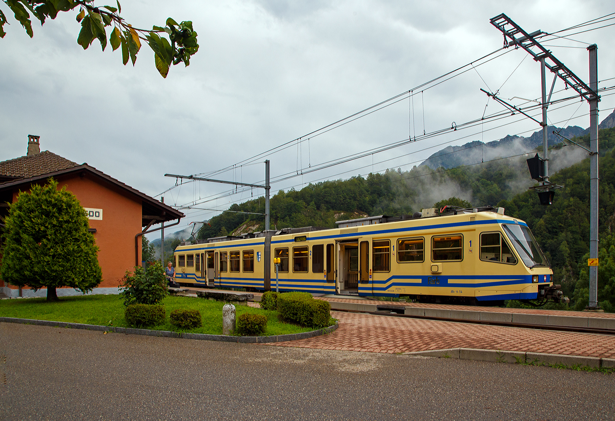 
Endstation für den schweizer Gelenk-Triebwagen ABe 4/6 54 „Intragna“  der FART am 02.08.2019  hat seinen Endbahnhof  Camedo erreicht, und steht nun wieder zur Rückfahrt nach Locarno bereit.

Camedo ist ein Ort der Gemeinde Centovalli im Kanton Tessin in der Schweiz. Der Bahnhof ist der letzte auf der Schweizer Seite der Centovalli-Bahn, bzw. der von der FART (Ferrovie autolinee regionali ticinesi) als Centovalli-Bahn betrieben wird, 600 m weiter ist die schweizerisch-italienische Grenze. Der nächste Bahnhof ist Ribellasca, der von der italienischen SSIF (Società subalpina di imprese ferroviarie) betrieben wird und ab hier beginnt dann die Valle Vigezzo bis Domodossola.

