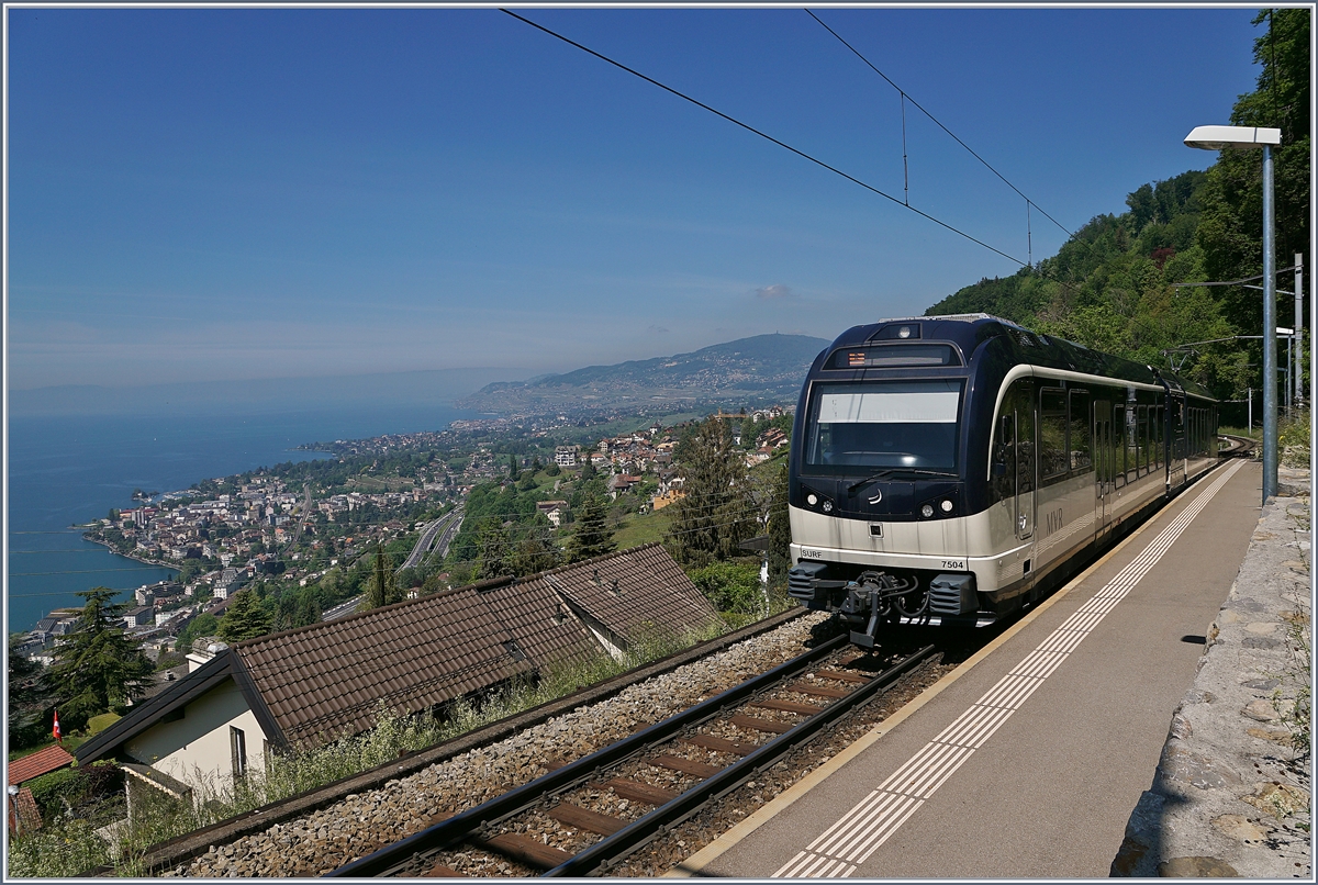 Endstation mit Aussicht: Einige  Vorortszüge  von Montreux enden in Sonzier, einem kleinen  Bahnhof  mit einer grandiosen Aussicht auf den Genfersee und die ihn umgebende Landschaft. Im Bild der von Montreux hier wendende MVR ABeh 2/6 7504  Vevey .

7. Mai 2020