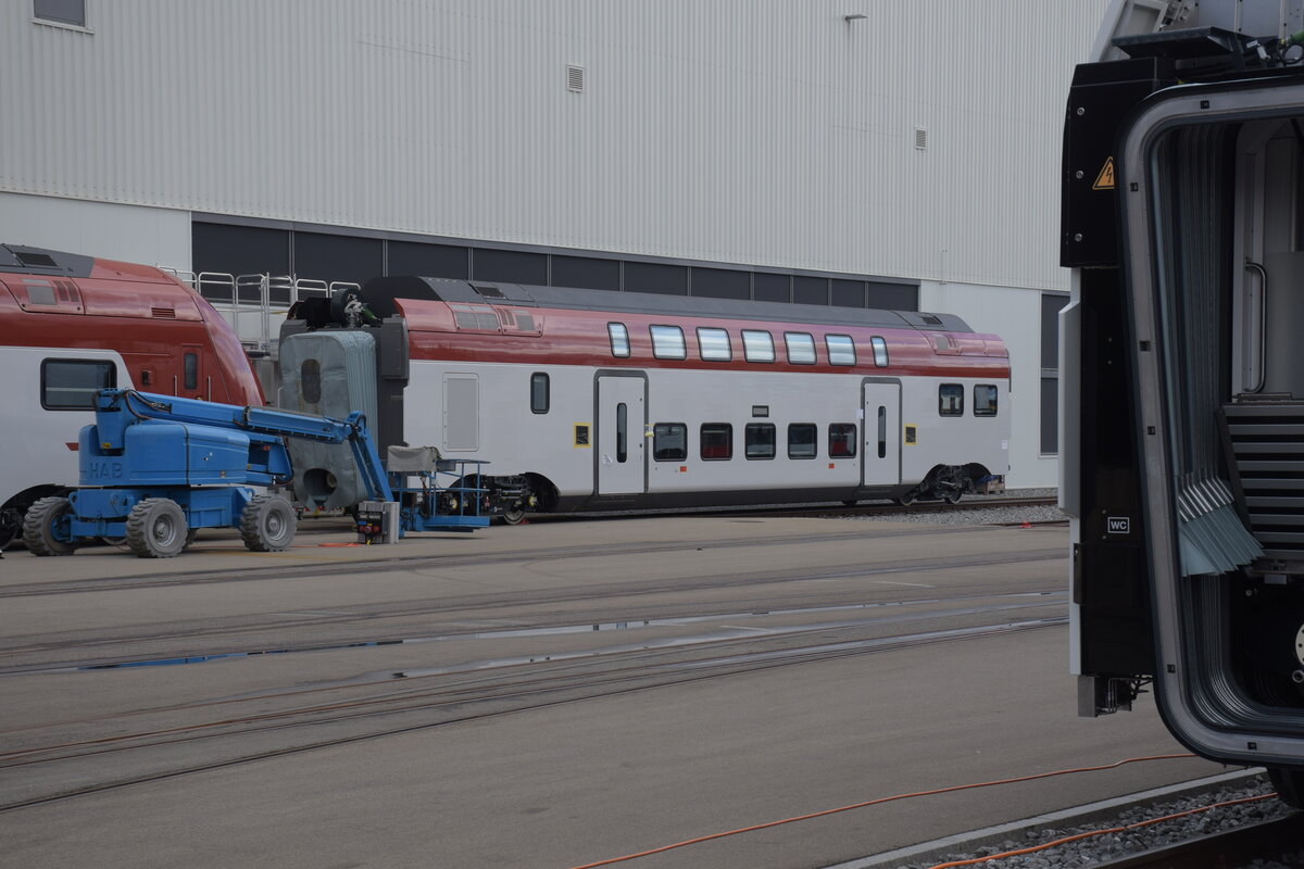 Endwagen und Mittelwagen eines Transitio für Tåg i Bergslagen in Schweden im Stadlerwerk St. Margrethen. Prinzipiell ist das ein kälteresistenter 200 km/h-Kiss. Februar 2023.