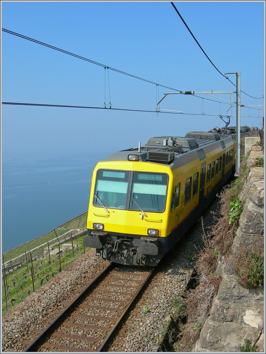 Eng an den Hang geschlungen, steigt das Trasse der Strecke Vevey - Puidoux - Chexbres steil bergan und bietet auf der Fahrt mit dem Train des Vignes (Weinbergzug) eine prchtige Aussicht auf den Genfer See und die Savoyer Alpen.
9. April 2007