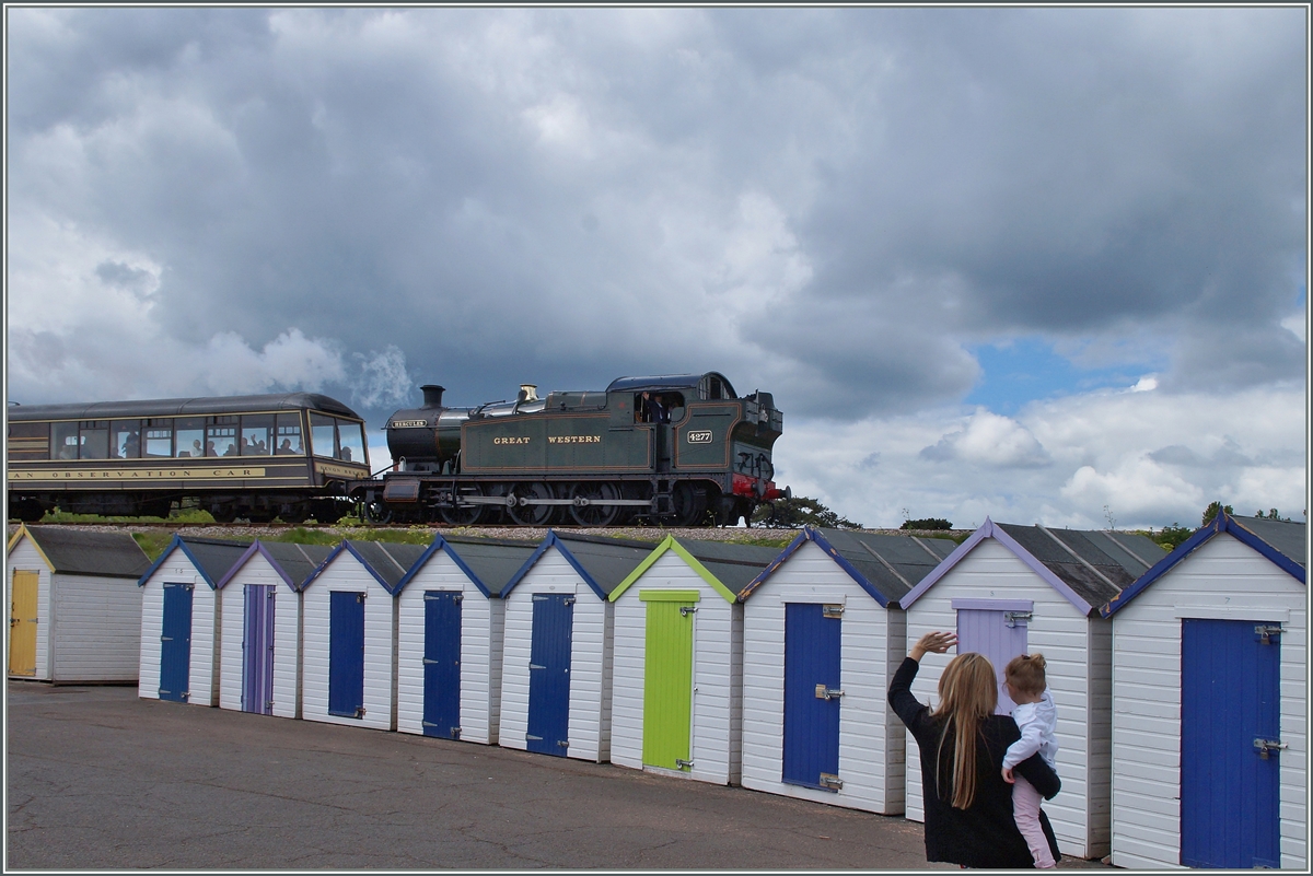 Englische Riviera mit Badehuschen und Dampfzug: Die 4277 erreicht mit ihrem Zug in Krze Goordrington. 
Bunte und etwas anders zugeschnitten.
13. Mai 2014