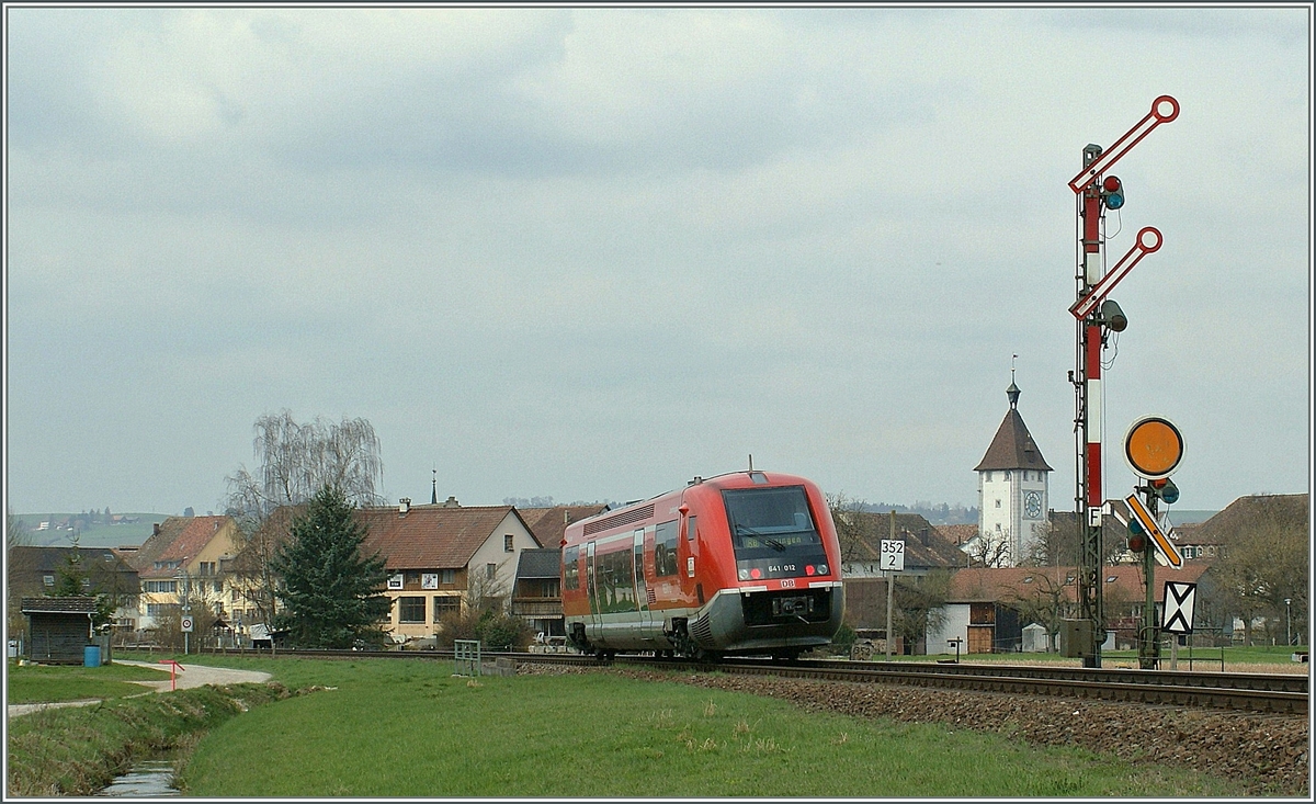 Entgegen dem ersten Eindruck, dieses Bild entstand in der Schweiz, an der Badischen Hauptbahn im Klettgau bei Neunkirch. 8. April 2010