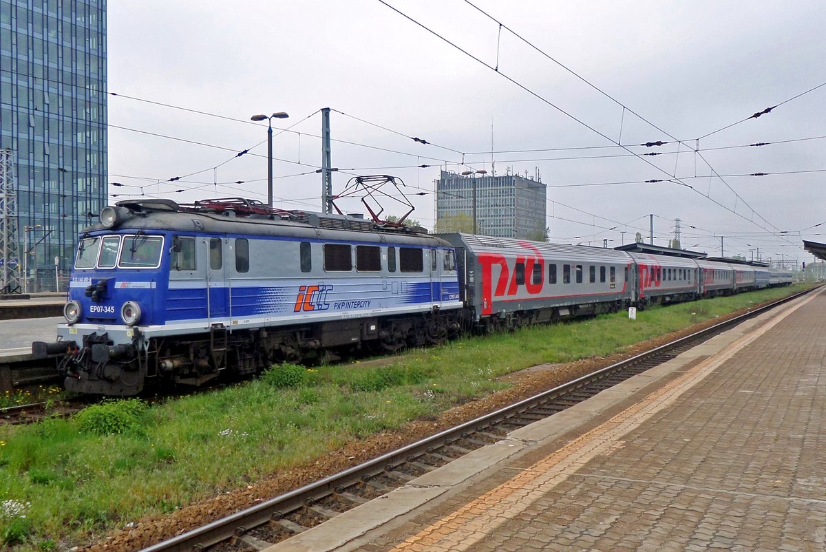 EP07-345 steht mit der Nachtzug nach Moskwa in Warszawa Zachodnia am 2 Mai 2016.