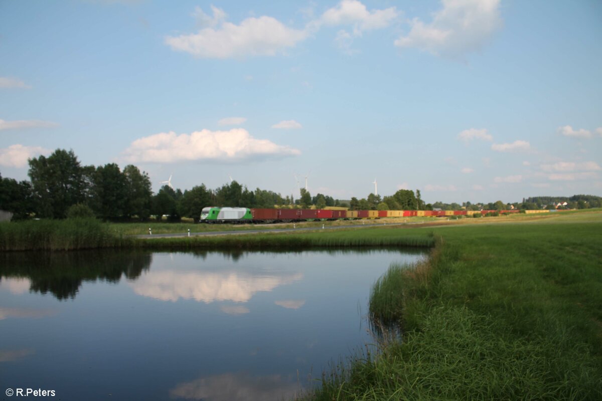 ER20-01 mit dem Wiesau Containerzug nach Hof bei Großwendern. 22.07.21
