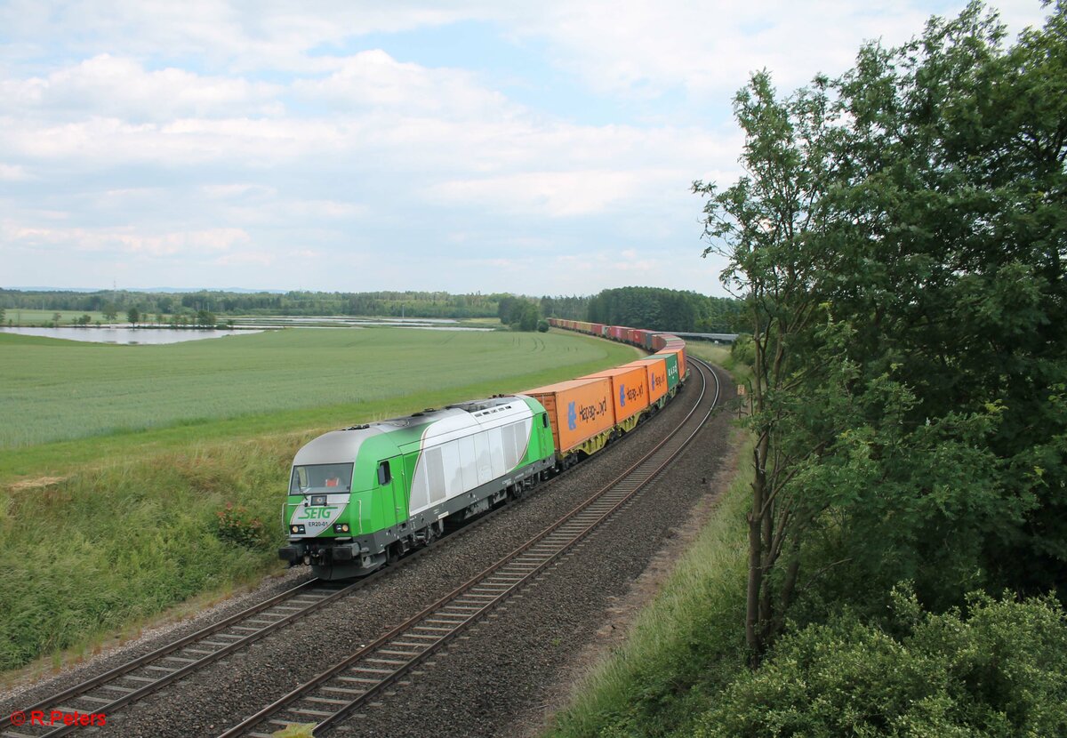 ER20-01 mit dem Wiesau Containerzug nach Hof bei Oberteich. 17.06.23