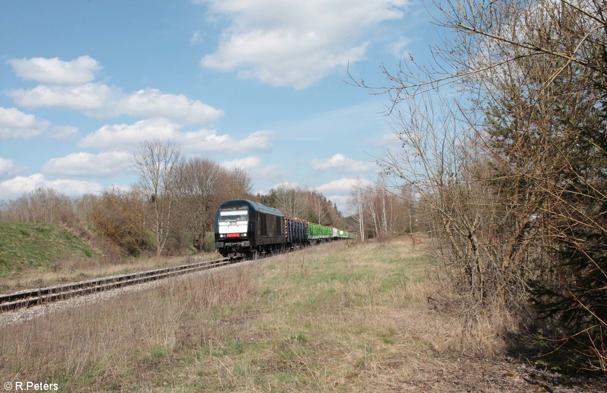ER20-013 mit dem SETG Cheb - Regensburg Rundholzzug in Seu�en. 25.04.21