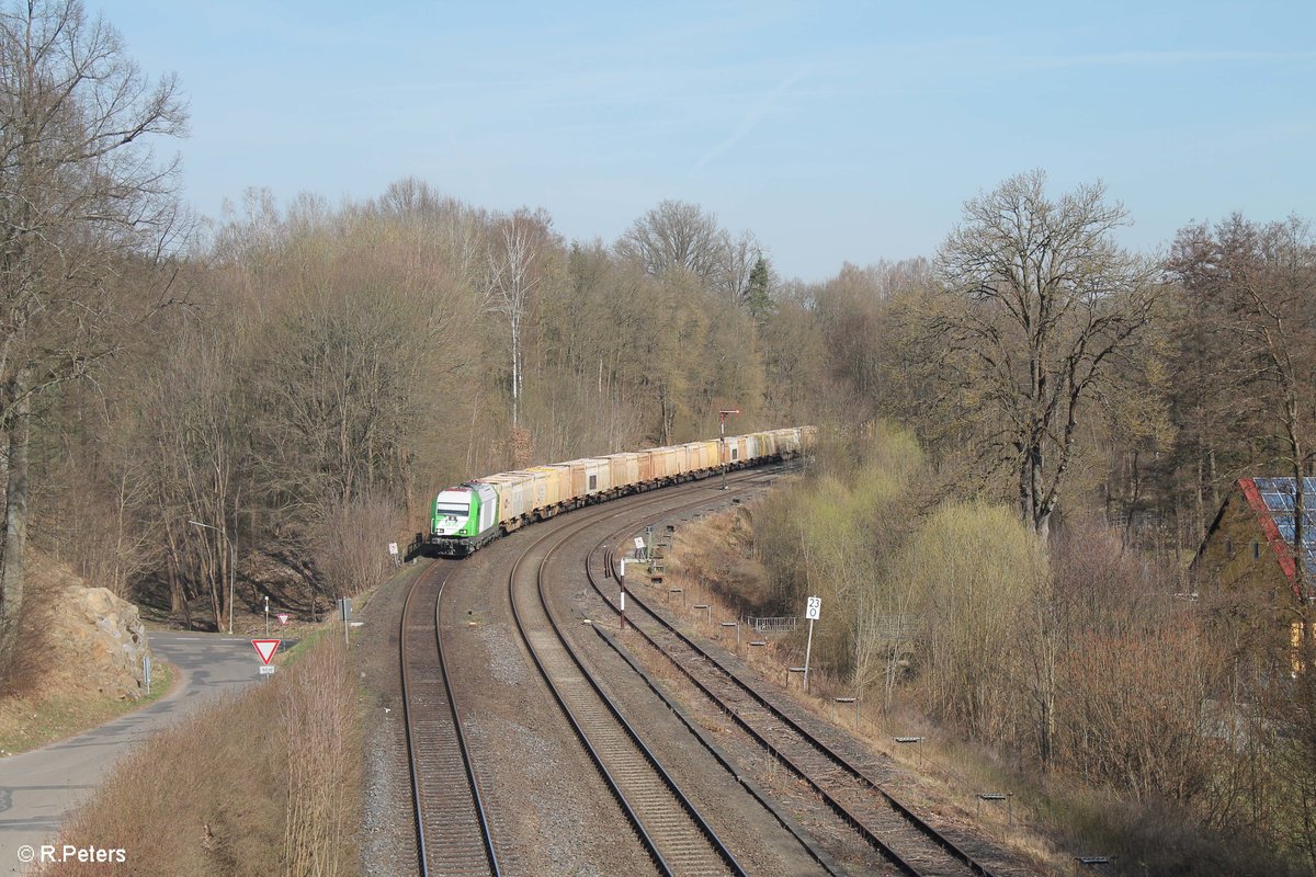 ER20-02 durchfährt Reuth bei Erbendorf mit dem Hackschnitzelzug aus Wiesau - Regensburg. 01.04.17