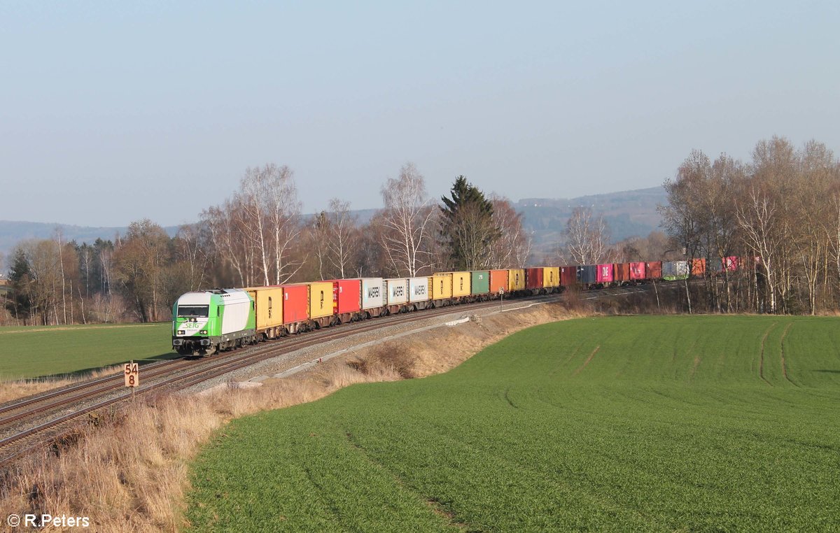 ER20 03 zieht bei Unterthölau mit dem Wiesau Containerzug gen Hof vorbei. 23.03.19
Bild könnte enthalten: Himmel, im Freien und Natur