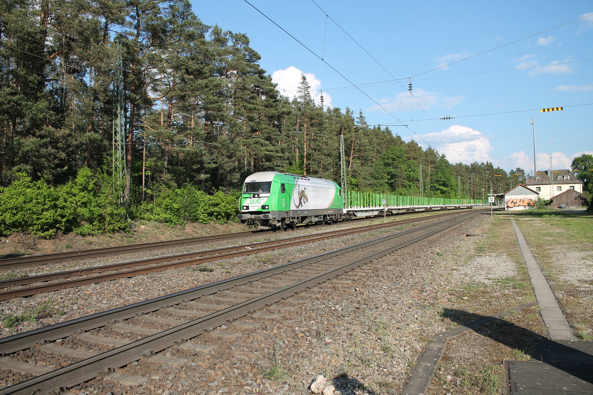 ER20 05 zieht mit einem leeren Holzzug durch Ochenbruck in Richtung Nürnberg. 12.05.24