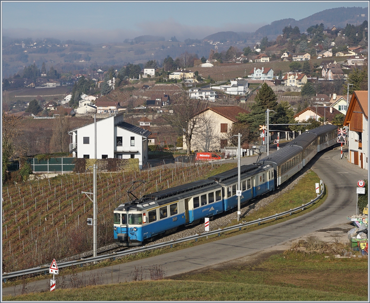 Erfreulich, hin und wieder auf einen der schönen ABDe 8/8 zu stoßen! Hier ist der ABDe 8/8 4003  BERN  mit seinem Regionalzug 2213 von Zweisimmen nach Montreux bei Planchamp unterwegs. 
28. Dez. 2016