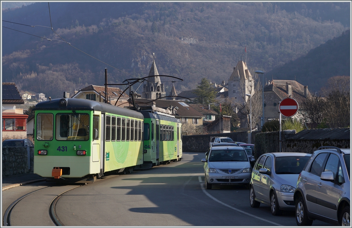 Erfreulicherweise sind bei der ASD die ex BLT Steuerwagen weiterhin im Einsatz. Und wie das Bild zeigt, zieren zumindest auf dem Abschnitt zwischen Aigle Place du Marché und Aigle Château noch eine paar alte Fahrleitungsmasten die Strecke. 

Ansonsten wurde jedoch etliches in die ASD investiert, so dass die Zukunft der Bahn nun gesichert ist. 

11. Jan. 2021