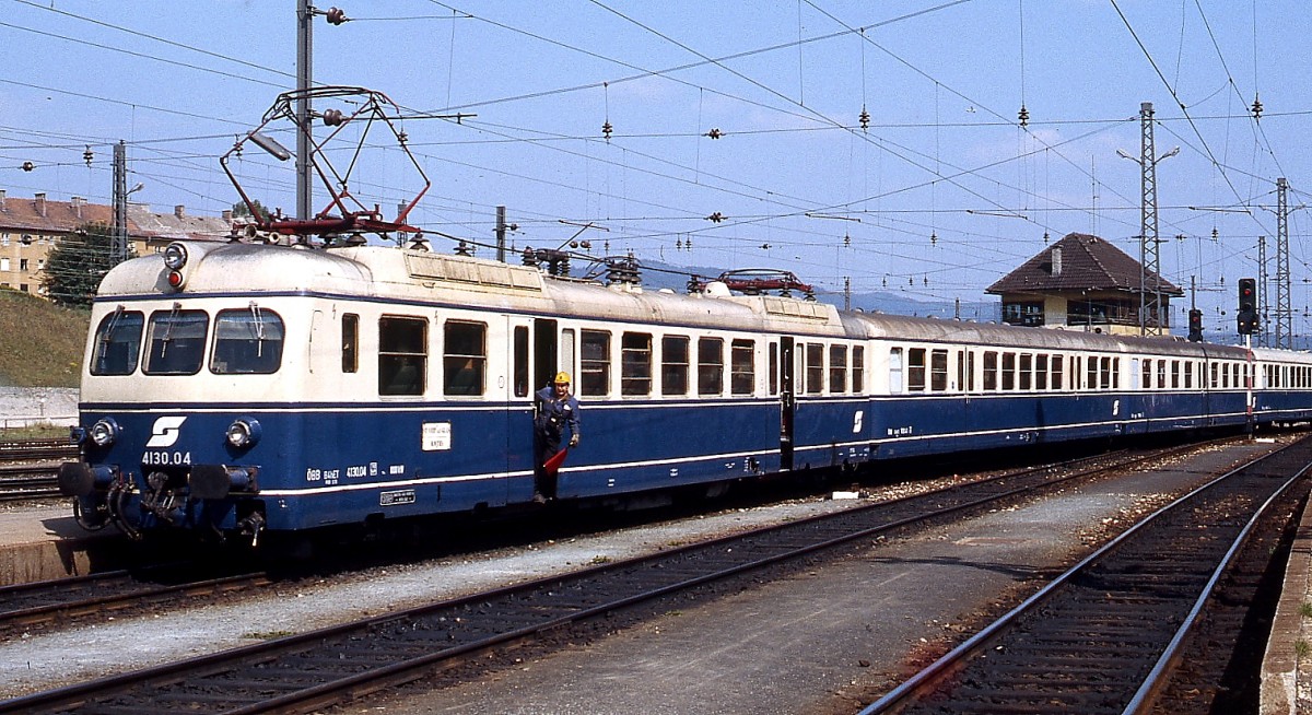 Erinnerungen an den  alten  Transalpin: Von 1958 bis 1965 setzte die BB fr diesen Schnellzug, der Wien und Basel verband, Triebwagen der Reihe 4130 ein, die spter im Krntner Regionalverkehr verwendet wurden, hier ist 4130.04 noch in der ursprnglichen Farbgebung, aber schon mit neuem BB-Emblem im Sommer 1981 im Villacher Hauptbahnhof zu sehen