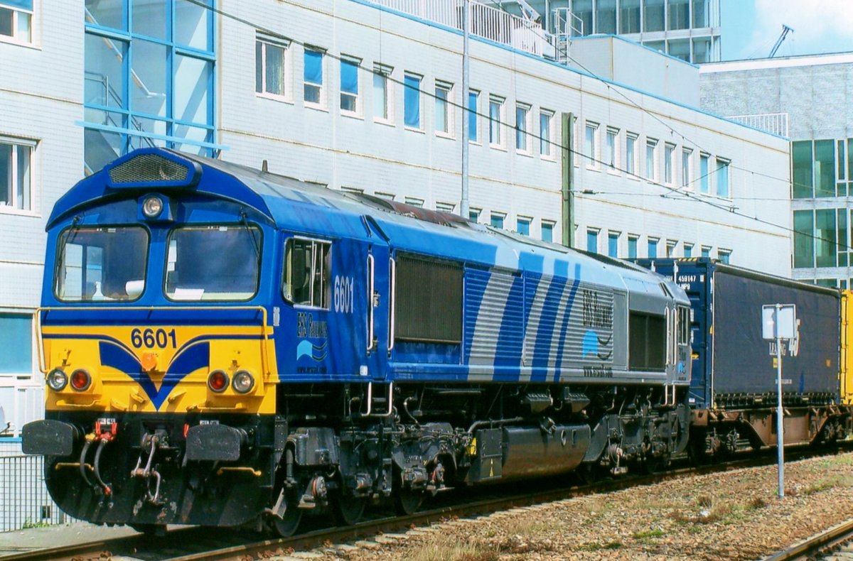 ERS 6601 steht mit Schnürrbart am 27 Juli 2005 in Eindhoven.