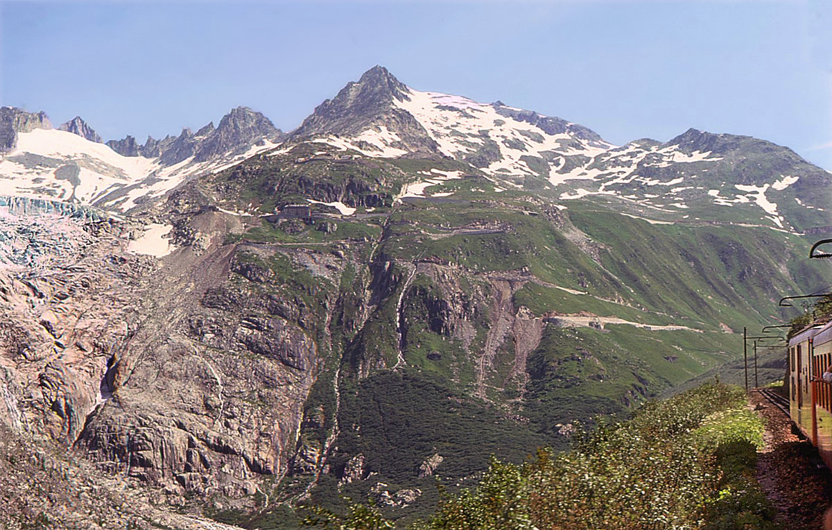 Erschreckende Bilder: Als ich am 28.Juli 1975 die Furka Passstrecke befuhr (hinter FO Triebwagen 53), da war der Rhonegletscher, zwar nicht mehr in seiner alten Pracht, aber immerhin noch zu sehen. 