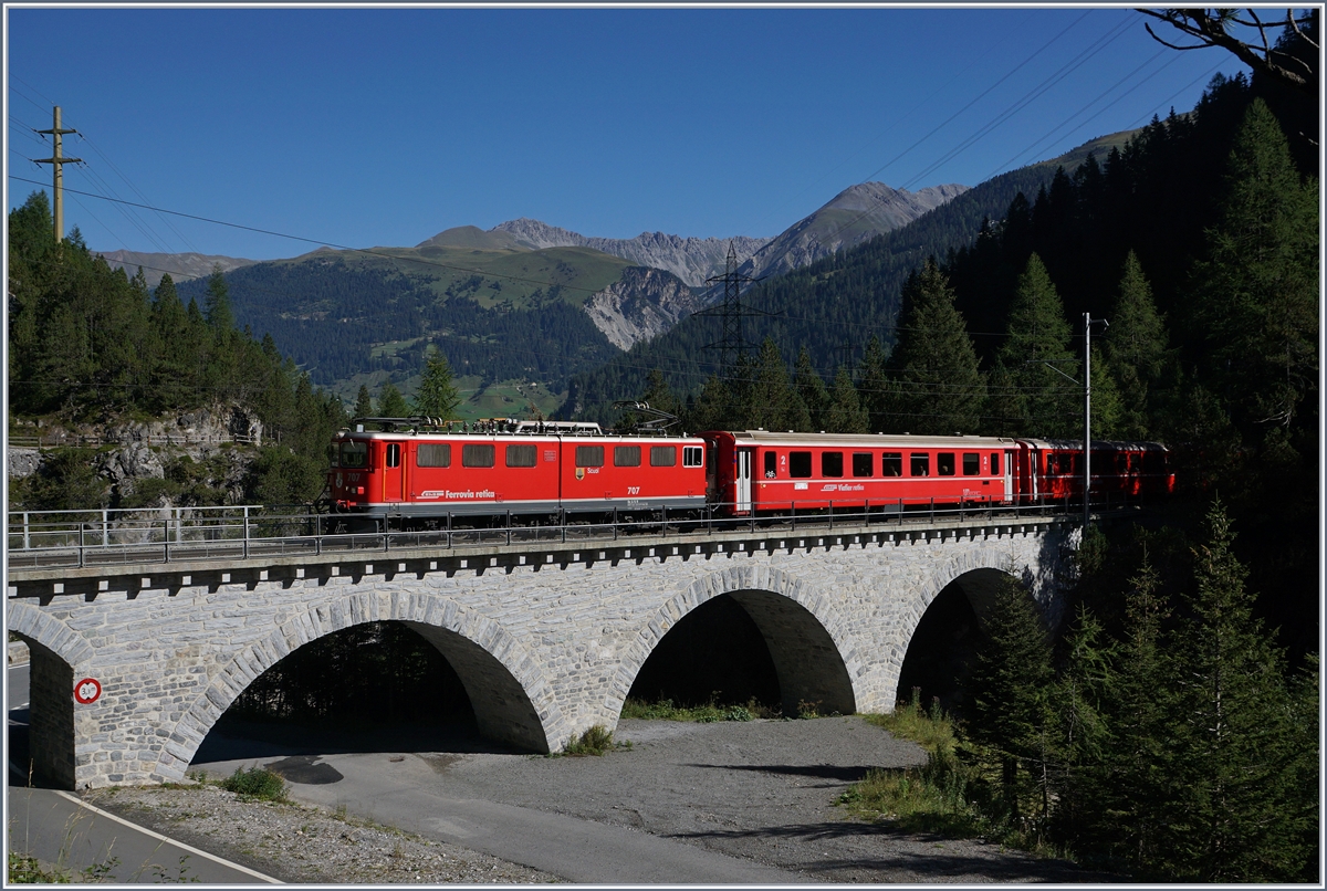 Erst wenn die RhB Strecke kuzr nach Muot die Albula auf dem Albula Viadukt I überquert, trifft der Wanderweg auf die Strecke und verfolgt sie nun im steten Wechsel der Talseite bis fast nach Preda.

RhB Ge 6/6 707 mit einem Schnellzug nach St.Moritz.
14. Sept. 2016