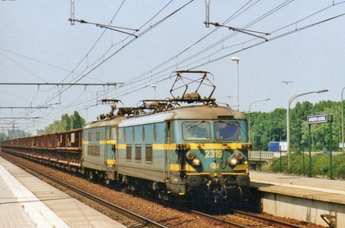 Erzzug mit 2319 durchfahrt am 13 Juni 2006 Antwerpen-Luchtbal. 