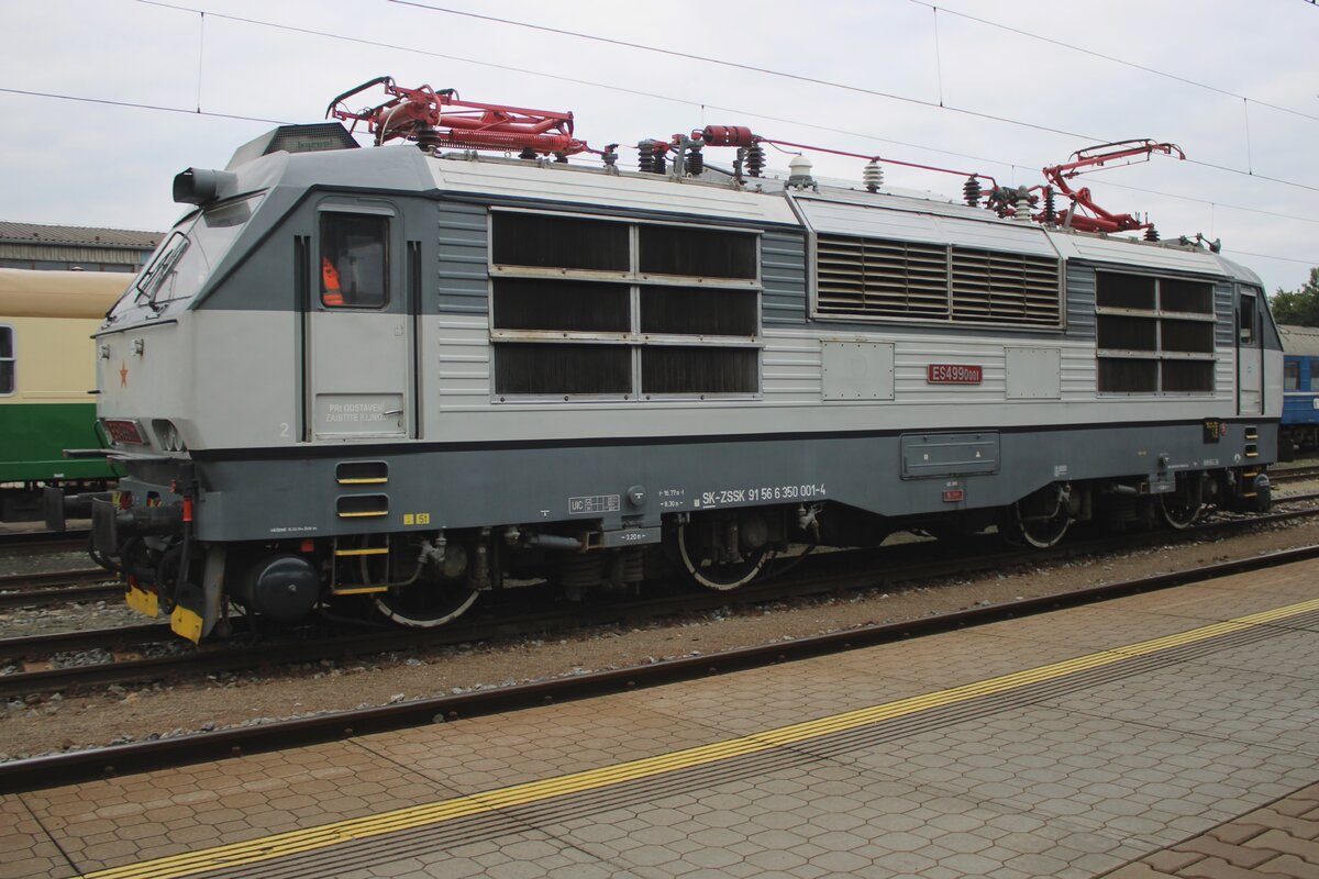 ES 499 0001/ZSSK 350 001 steht am 27 September 2025 in Benesov u Prahy und wird gerne fotografiert.