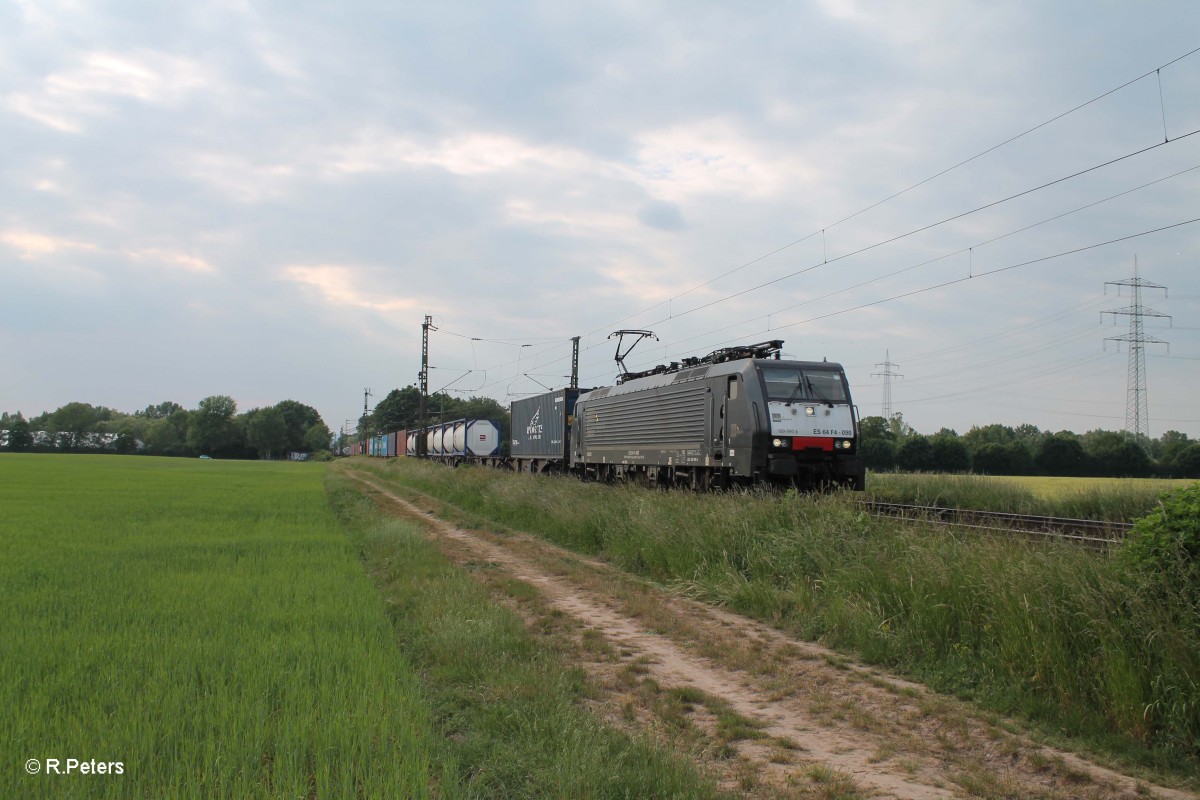 ES 64 F4 090 zieht bei der Netztrennstelle Bischofsheim einen Wechselpritschenzug. 22.05.15