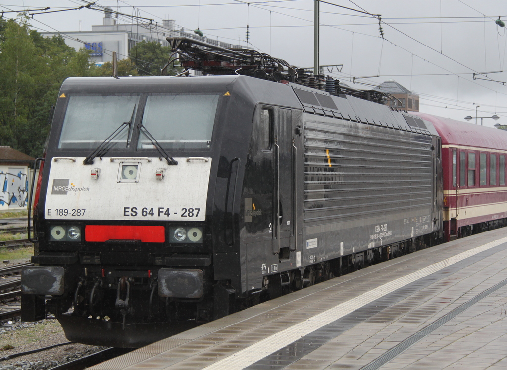 ES 64 F4 287 stand mit dem Fuballsonderzug von Mnchen Ost nach Darmstadt abgestellt in Mnchen Ost.31.08.2014