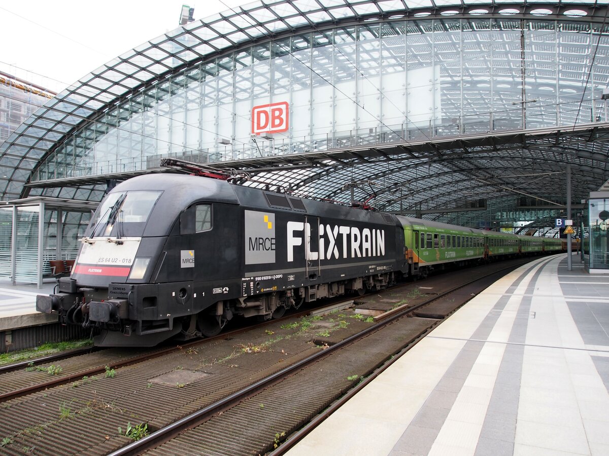 ES 64 U 2 -018 Flixtrain in Berlin Hbf am 19.10.2019.