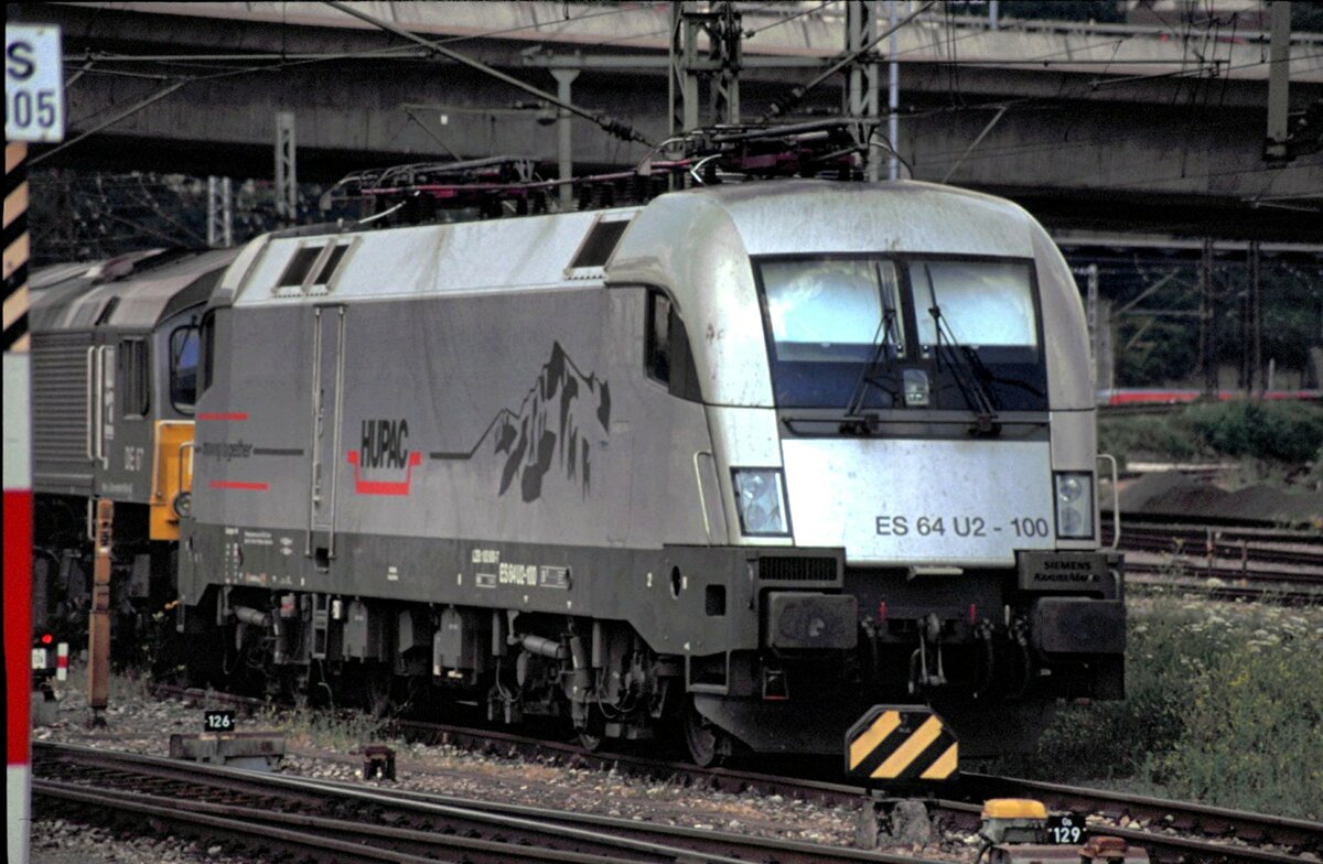 ES 64 U 2 Nr.100 mit Hupac Werbung wartet in Ulm im Juni 2003 auf neue Einstze.