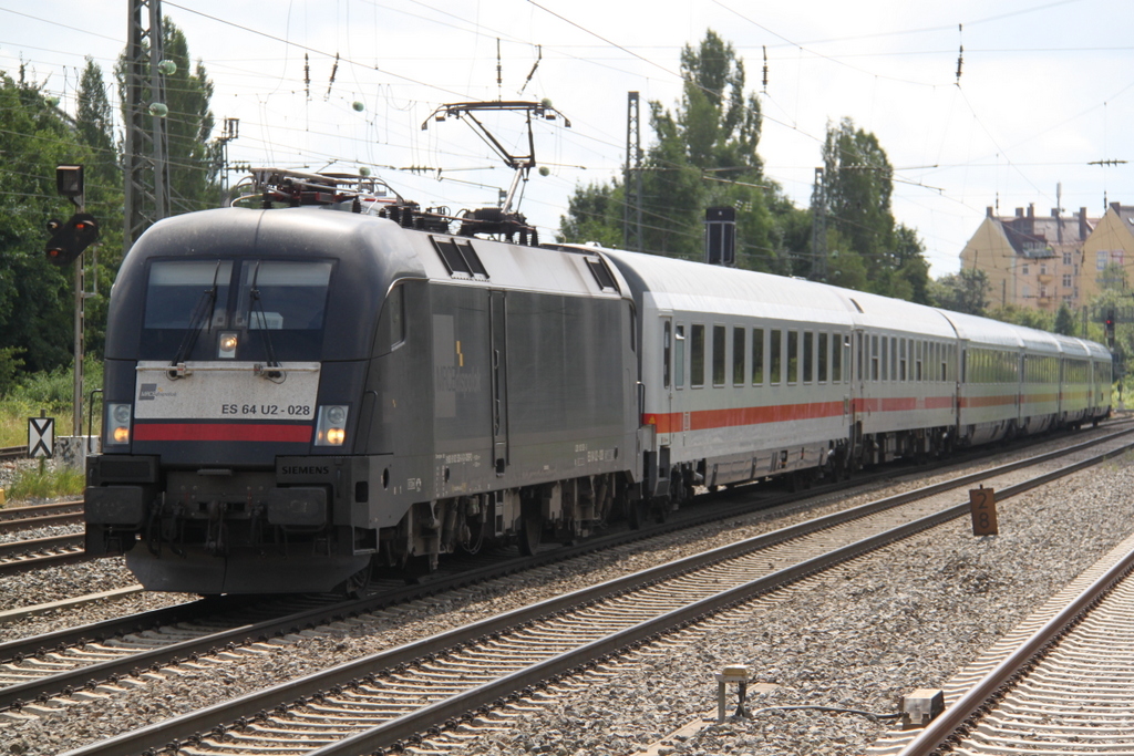 ES 64 U2-028 mit IC 2082 von Berchtesgarden nach Hamburg-Altona bei der Durchfahrt am 24.07.2016 in M�nchen-Heimeranplatz.