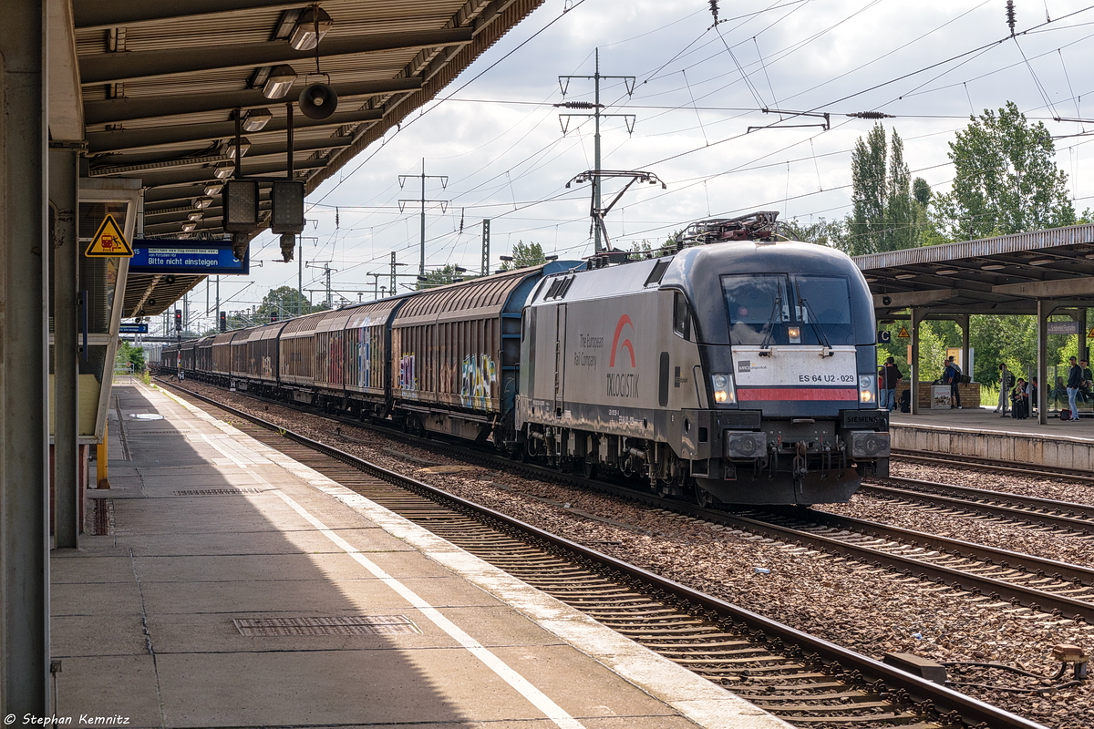 ES 64 U2 - 029 (182 529-8) MRCE Dispolok GmbH f�r TXL - TX Logistik AG mit einem gemischten G�terzug aus Schiebewandwagen und Taschenwagen bestehend in Berlin-Sch�nefeld Flughafen und fuhr weiter Richtung Gr�nauer Kreuz. 13.07.2017 