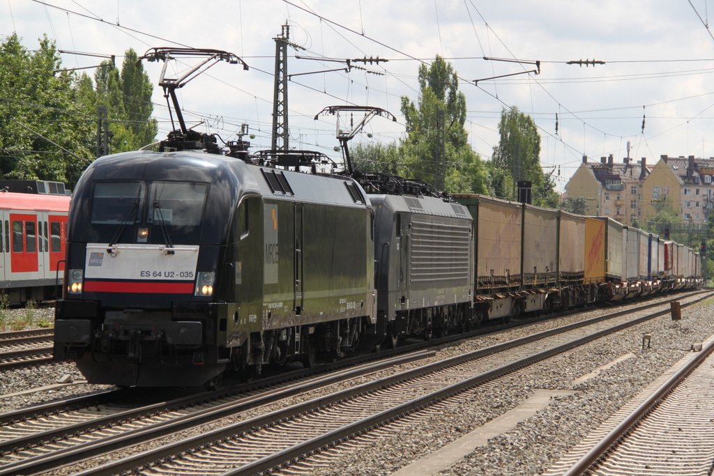 ES 64 U2-035+ES 64 F4-010 bei der Durchfahrt in M�nchen-Heimeranplatz.24.07.2016