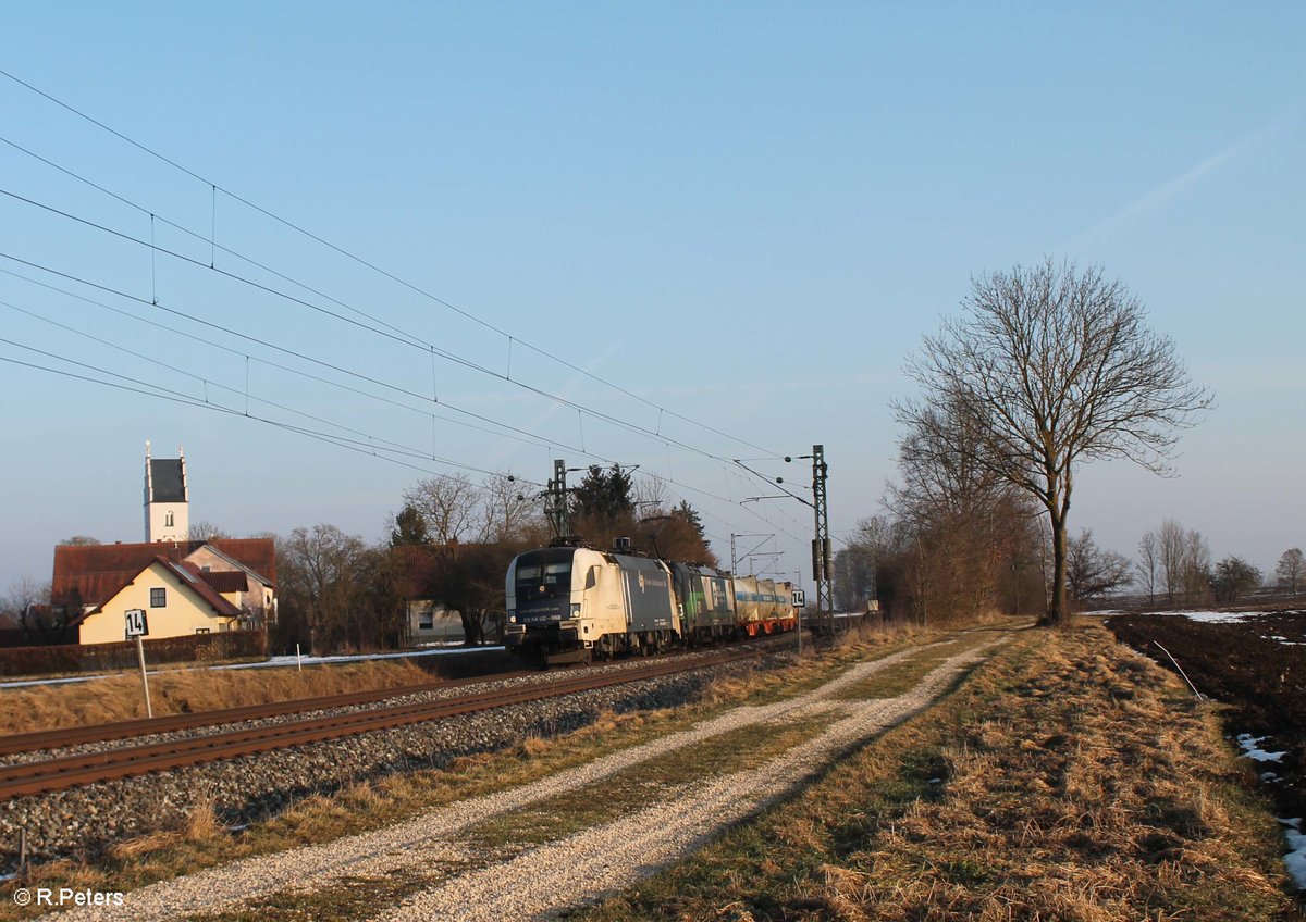 ES 64 U2 068 und ein Vectron ziehen einen Wechselpritschenzug bei Moosham. 11.02.17