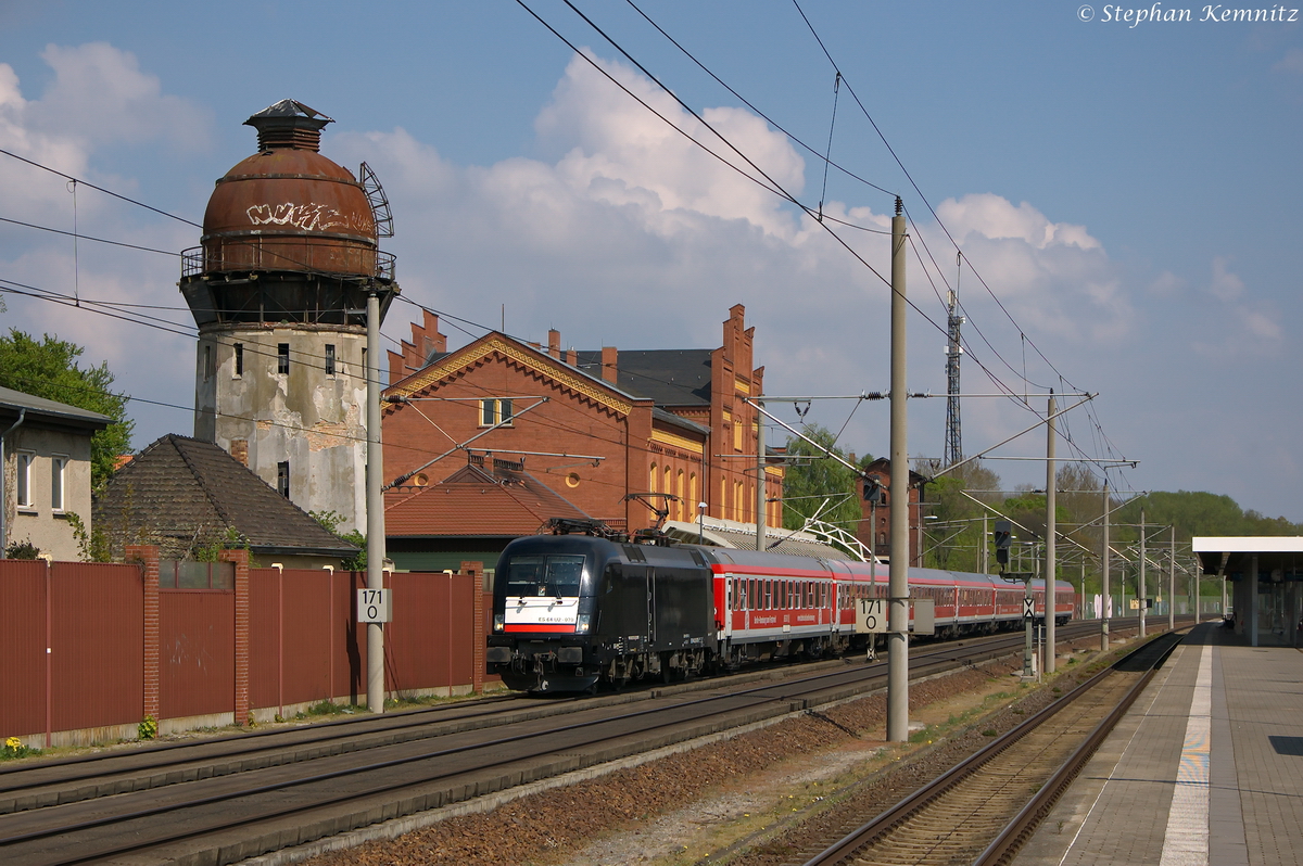 ES 64 U2 - 070 (182 570-2) MRCE Dispolok GmbH für DB Regio AG mit dem Interregio-Express  Berlin-Hamburg-Express  (IRE 18598) von Berlin Ostbahnhof nach Hamburg Hbf, bei der Durchfahrt in Rathenow. 21.04.2014