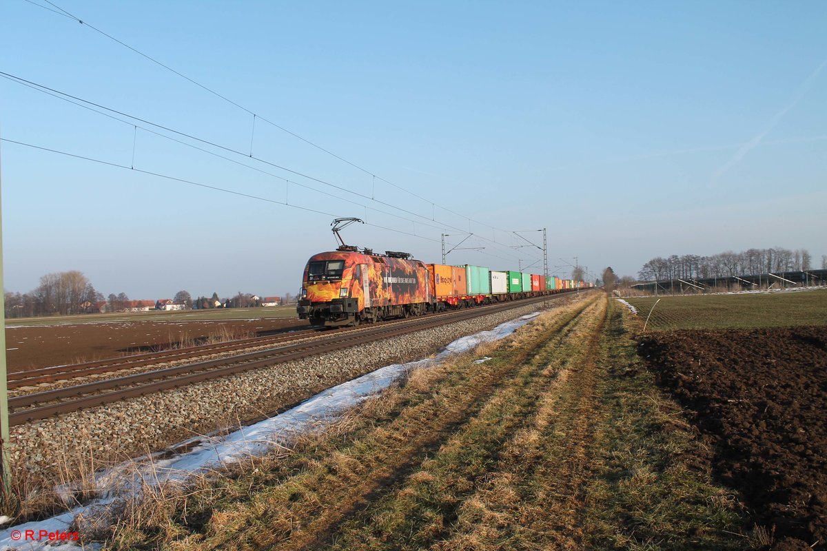ES 64 U2 072 zieht einen Containerzug via Linz - Passau - Regensburg gen Norden bei Moosham. 11.02.17