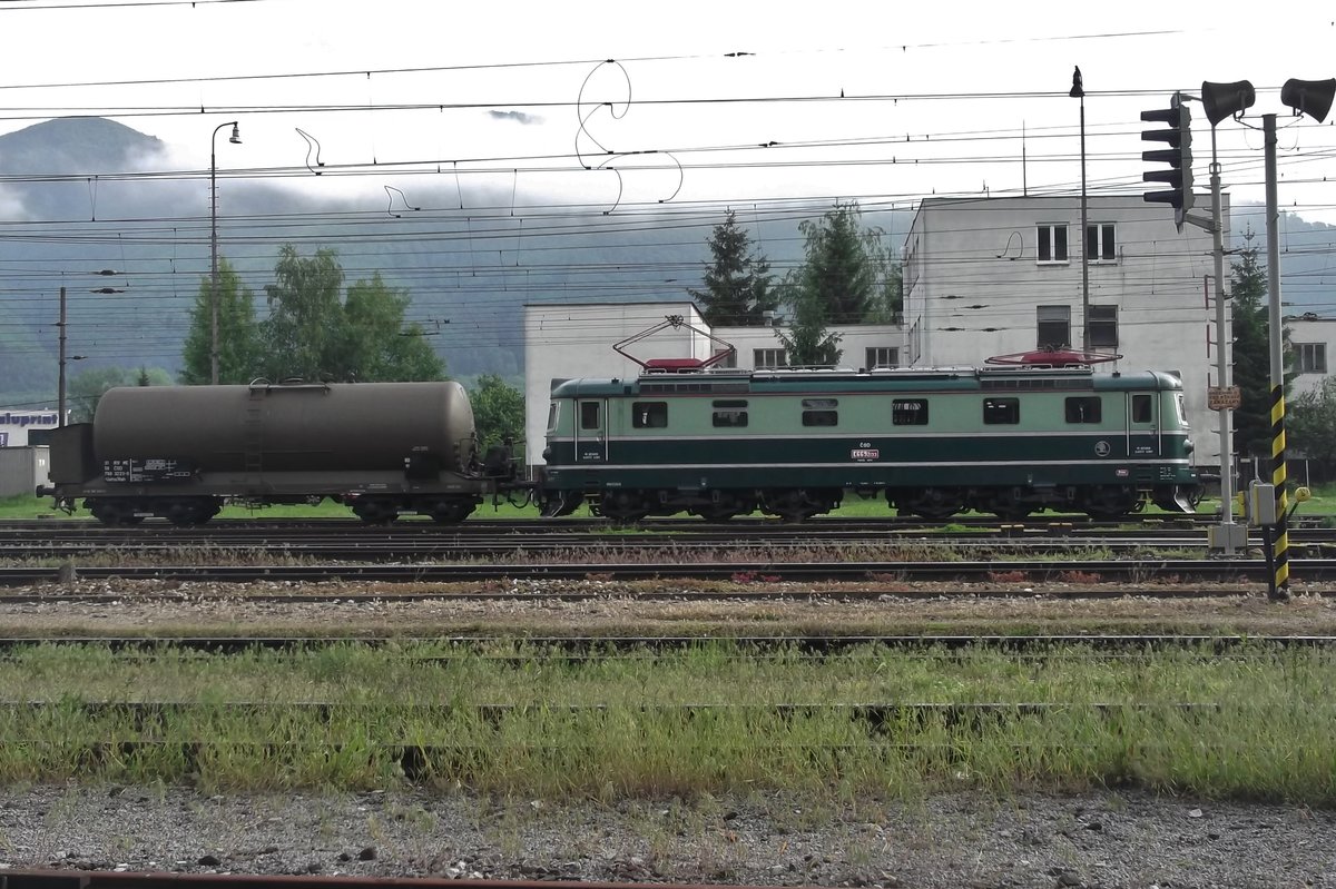 ES 669-2133 steht mit ein Kesselwagen am 31 Mai 2015 in Vrutky.