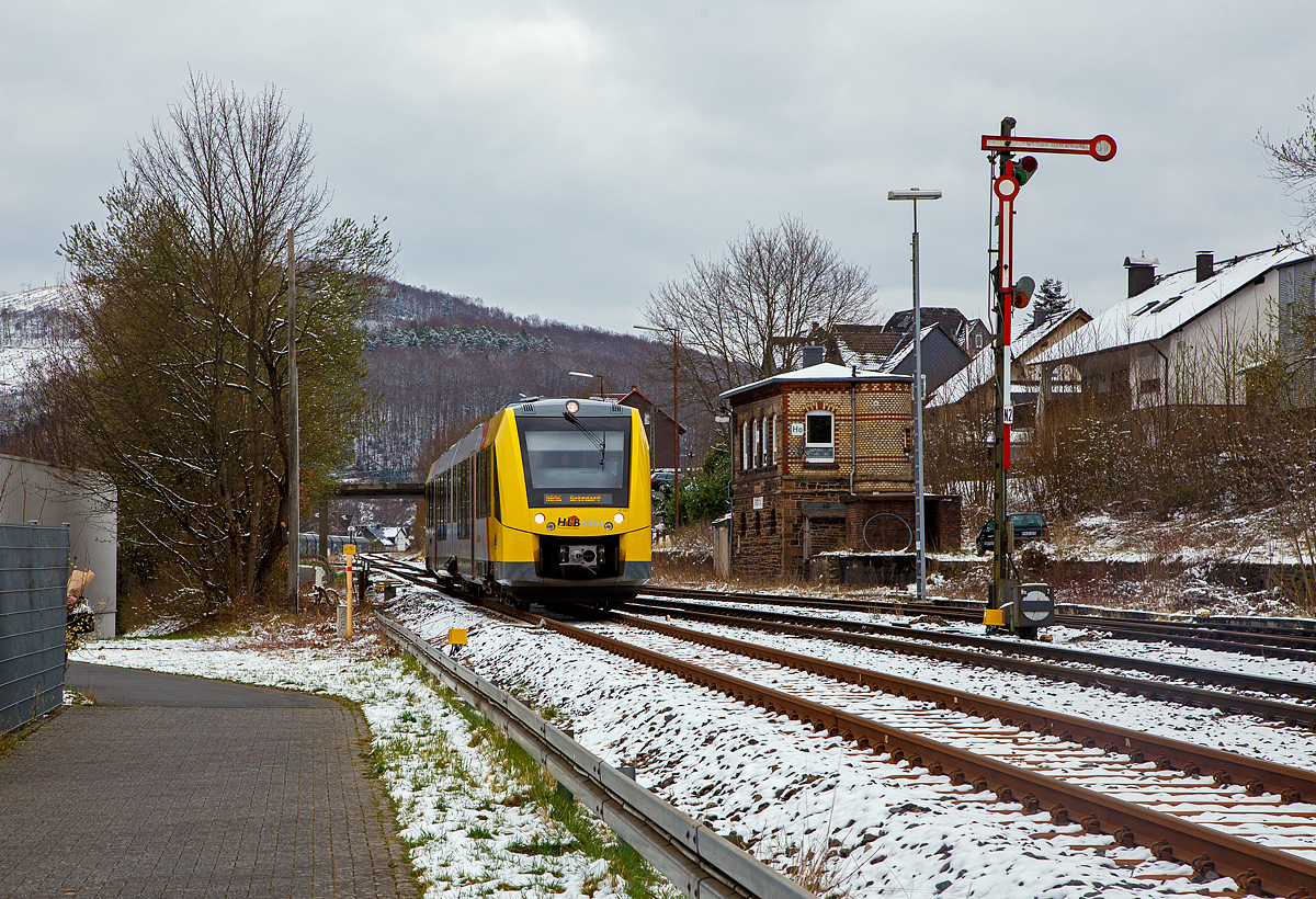 Es ist April und der Winter zurück....
Der VT 507 (95 80 1648 107-8 D-HEB / 95 80 1648 607-7 D-HEB) der HLB (Hessische Landesbahn GmbH), ein Alstom Coradia LINT 41 der neuen Generation, erreicht am 02.04.2022 als RB 96  Hellertalbahn  (Neunkirchen - Herdorf - Betzdorf) bald den Bahnhof Herdorf.
