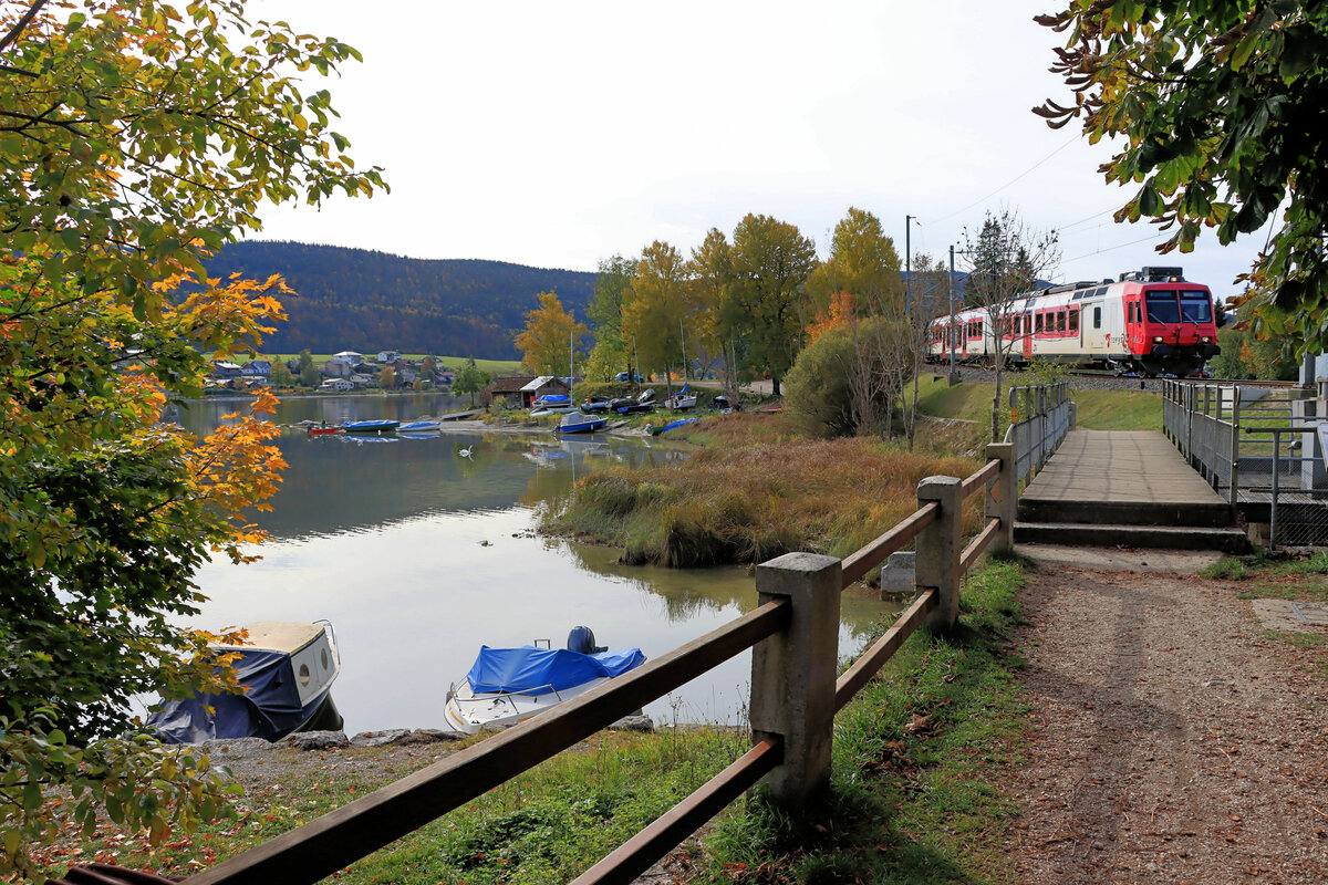 Es ist erstaunlich, dass es kaum Bilder gibt von der Eisenbahn am Herzstück des Vallée de Joux, nämlich am Lac de Joux. Das hängt sicher damit zusammen, dass die Bahn in dichtem Wald, oder dann hinter Häusern dem See entlang fährt. In Le Pont gelingt knapp eine Aufnahme des Zuges mit dem Lac de Joux (Triebwagen Travys 560 384) von der Brücke aus, die den (relativ) grossen See mit dem kleinen Lac Brenet verbindet und der Ortschaft ihren Namen gegeben hat. 19.Oktober 2021  