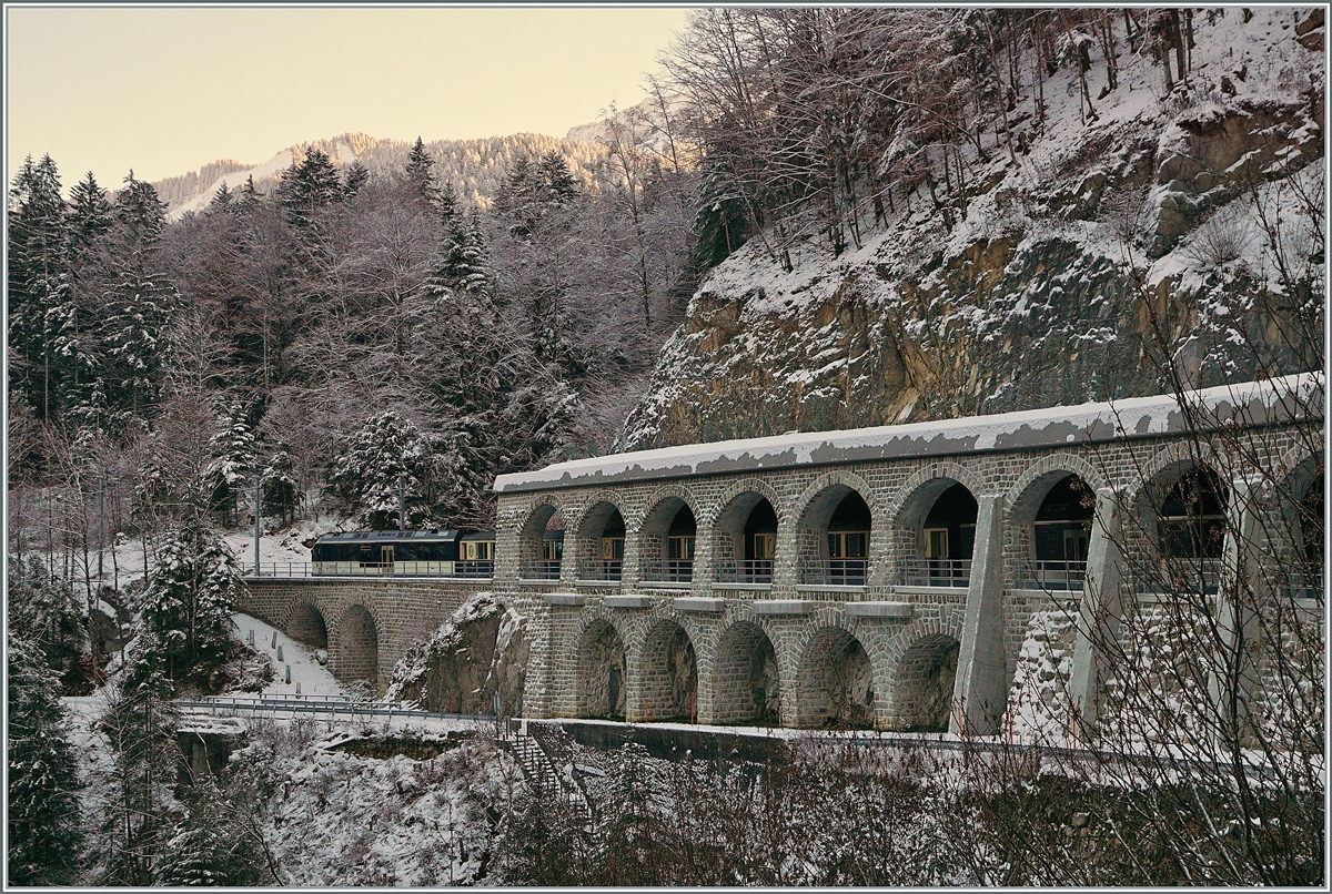 Es gibt Motive, deren Umsetzung zu etwas anderen Bildern führen, als man es sonst gewohnt ist, wie z.B. die neu restaurierte Tunnelschutzmauer der MOB zwischen Montbovon und La Tine. Dabei ist der von Alpina Triebwagen beförderte GoldenPass MOB Belle Epoque eher ein Detail am Rande.

3. Dezember 2020