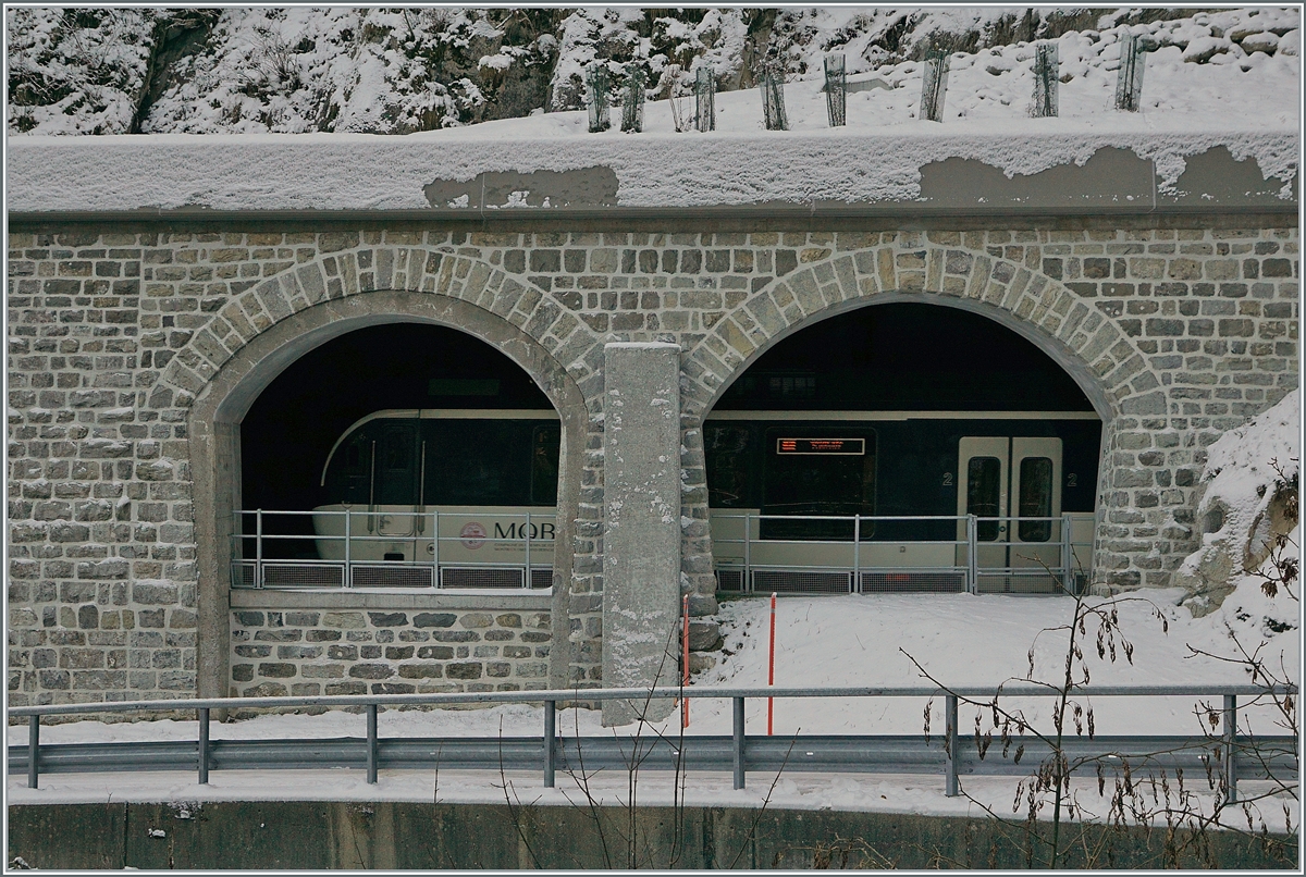 Es gibt Motive, deren Umsetzung zu etwas anderen Bildern führen, als man es sonst gewohnt ist, wie z.B. die neu restaurierte Tunnelschutzmauer der MOB zwischen Montbovon und La Tine. Dabei ist der von Alpina Triebwagen beförderte GoldenPass MOB Belle Epoque eher ein Detail am Rande.
3. Dezember 2020