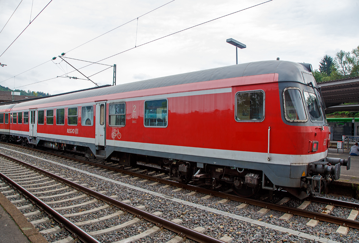 
Es gibt sie noch, die n-Wagen..........
Der n-Wagen Nahverkehrs-Steuerwagen 2. Klasse „Karlsruher Kopf“ , D-DB 50 80 82-34 341-1  Bnrdzf 477.0, ex BDnrzf 740.2, der DB Regio NRW, am Ende des RE 9-Verstärkers am 02.07.2017 im Bahnhof Betzdorf/Sieg.

Als n-Wagen wird eine Gattung von Personenwagen der Deutschen Bundesbahn bezeichnet. Umgangssprachlich ist die Wagengattung als ehemaliger Silberling bekannt geworden. Diese Bezeichnung verdanken die Nahverkehrswagen ihrem Wagenkasten aus blankem Edelstahl mit aufgebürstetem Pfauenaugenmuster. Noch immer sind Wagen der Bauart Bnrdzf 477.0 im Einsatz, welche das frühste Umbaustadium der Steuerwagen im OFV-Design darstellen. 

Technische Daten:
Baujahe (Umbau): 1993 bis 1995
Spurweite: 1.435 mm
Anzahl der Achsen: 4 in zwei Drehgestelle
Länge über Puffer: 26.400 mm 
Drehzapfenabstand: 19.000 mm
Achsabstand im Drehgestell: 2.500 mm
Drehgestellbauart: Minden-Deutz 432
Wagenkastenbreite: 2.825 mm
Höchstgeschwindigkeit: 140 km/h
Eigengewicht: 33 t
Sitzplätze: 80 (2. Klasse)  
Abteile:2 Großräume 2. Klasse; 1 Mehrzweckraum   
Bremsbauart:  KE-GPR-A-mZ (D) 
